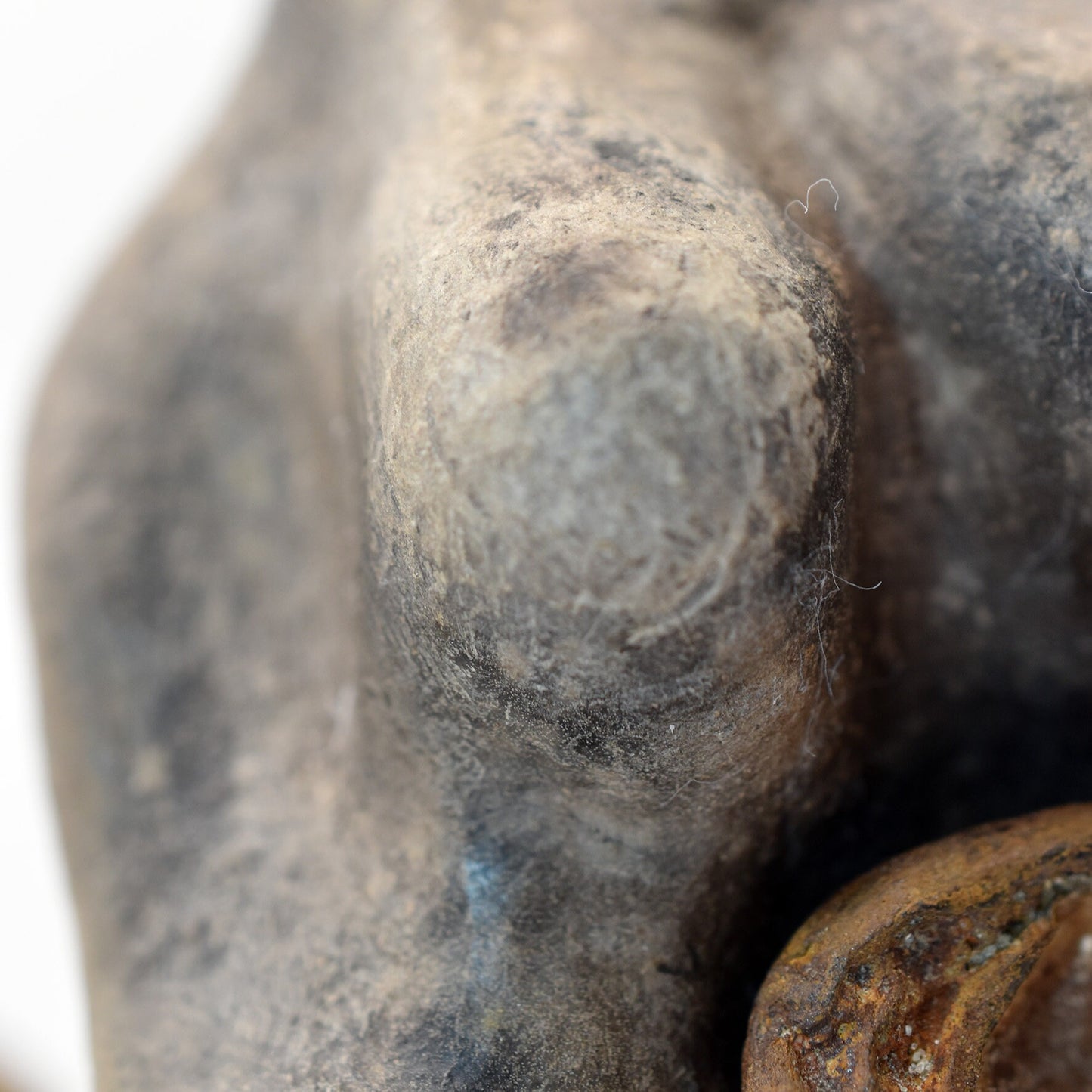 Göttin der Erde – Skulptur der Weiblichkeit mit Limonit im Zentrum - traditionelle Rauchbrandkunst - Art.Nr.: SKU128