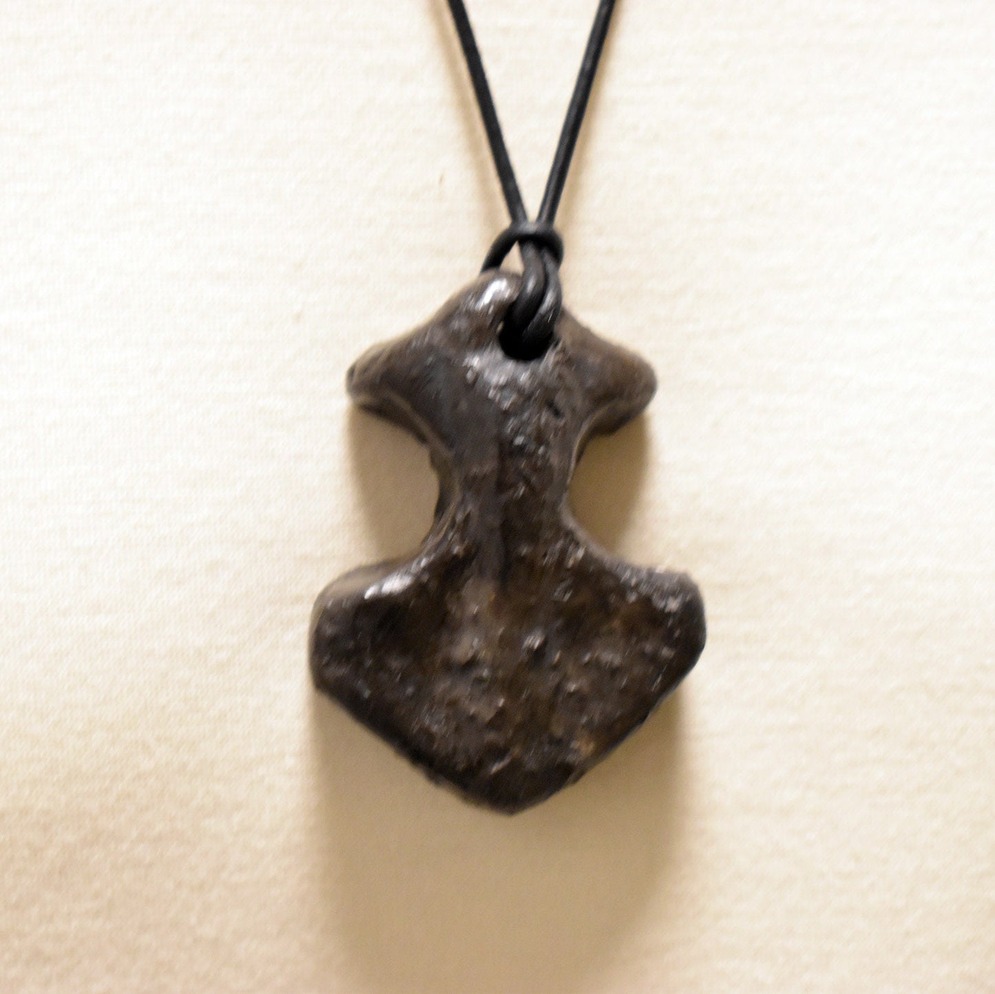 Thors Hammer Mjölnir in Rauchbrandkunst - Einzigartiges Glücksbringer Amulett aus traditionell gebranntem Ton mit Leder- oder Baumwollband