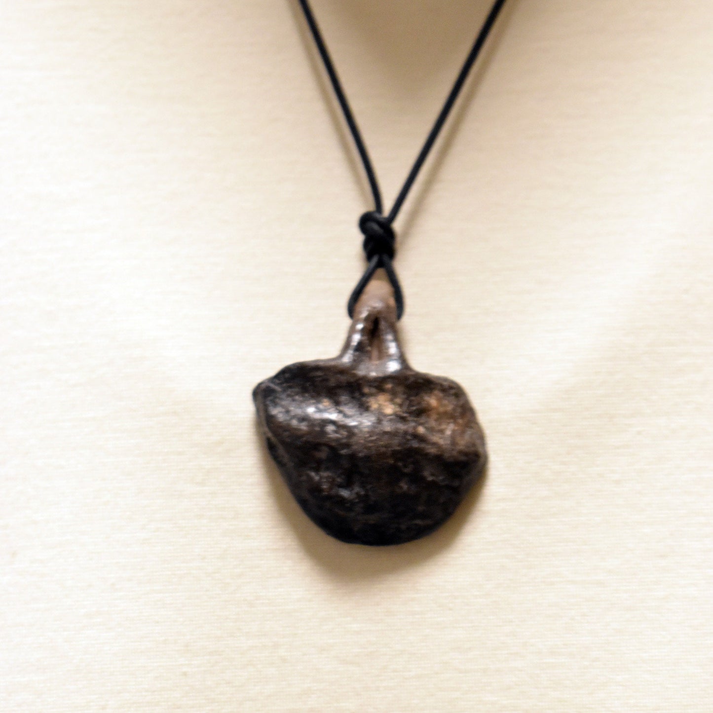 Einzigartiger Glücksbringer Talisman aus Rauchbrand-Ton – Handgefertigtes Amulett aus der mystischen Welt von Avalon