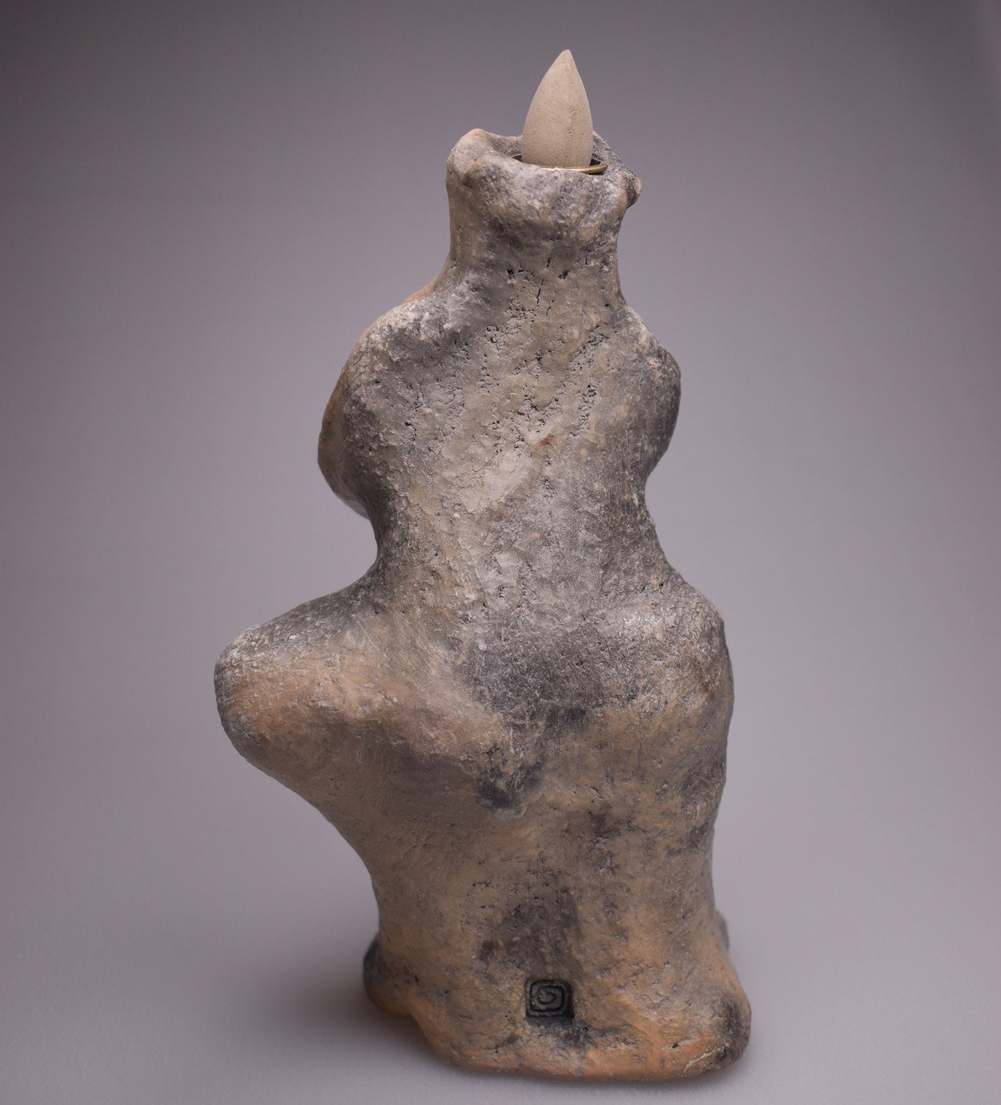 Vrikshasana Yoga Baum Stellung Rückfluss Räucherkegelhalter – Handgefertigte Ton Skulptur - im Rauchbrand vollendet