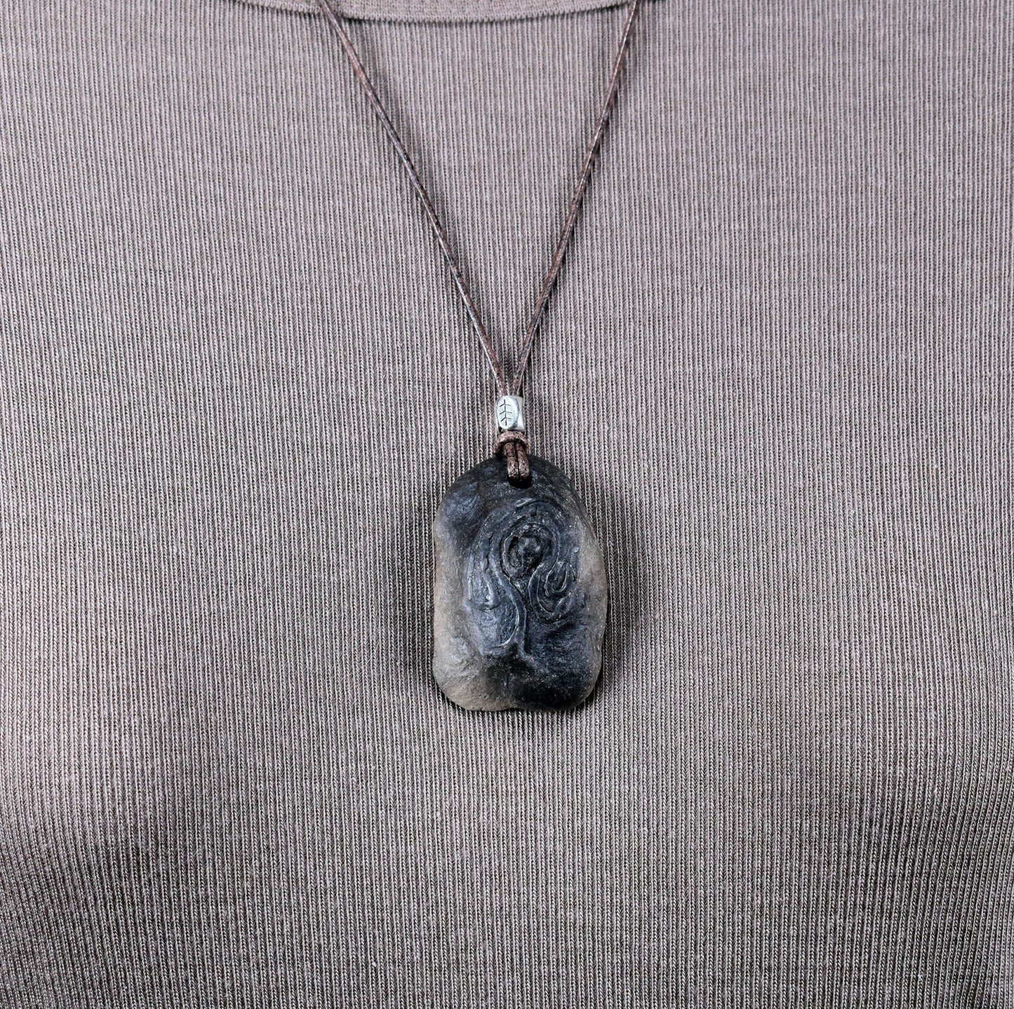 Einzigartiger Rauchbrand-Amulett Talisman – Tree of Gaia - Handgefertigter Glücksbringer aus Ton mit Leder- oder Baumwollband