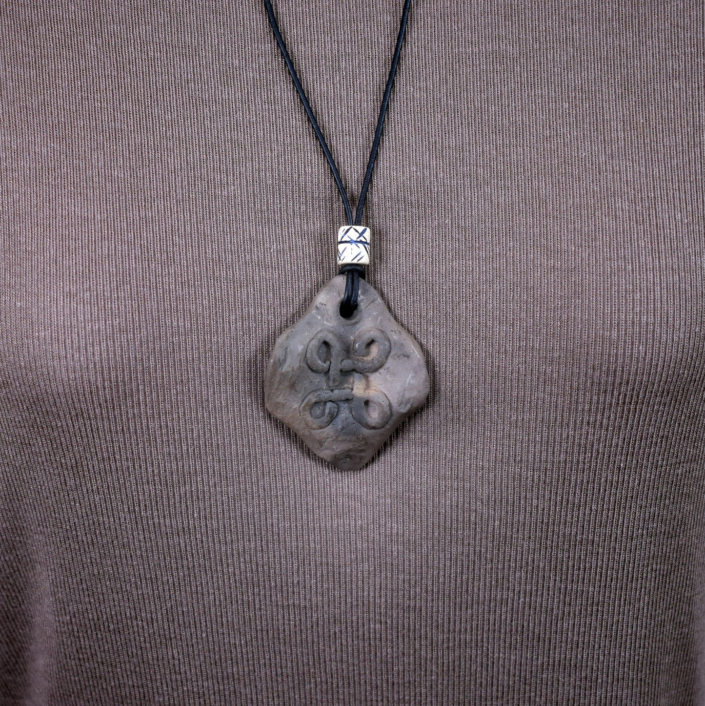 Einzigartiges handgefertigtes Amulett mit keltischem Flechtmuster aus traditionell gebranntem Ton - Dein persönlicher Glücksbringer