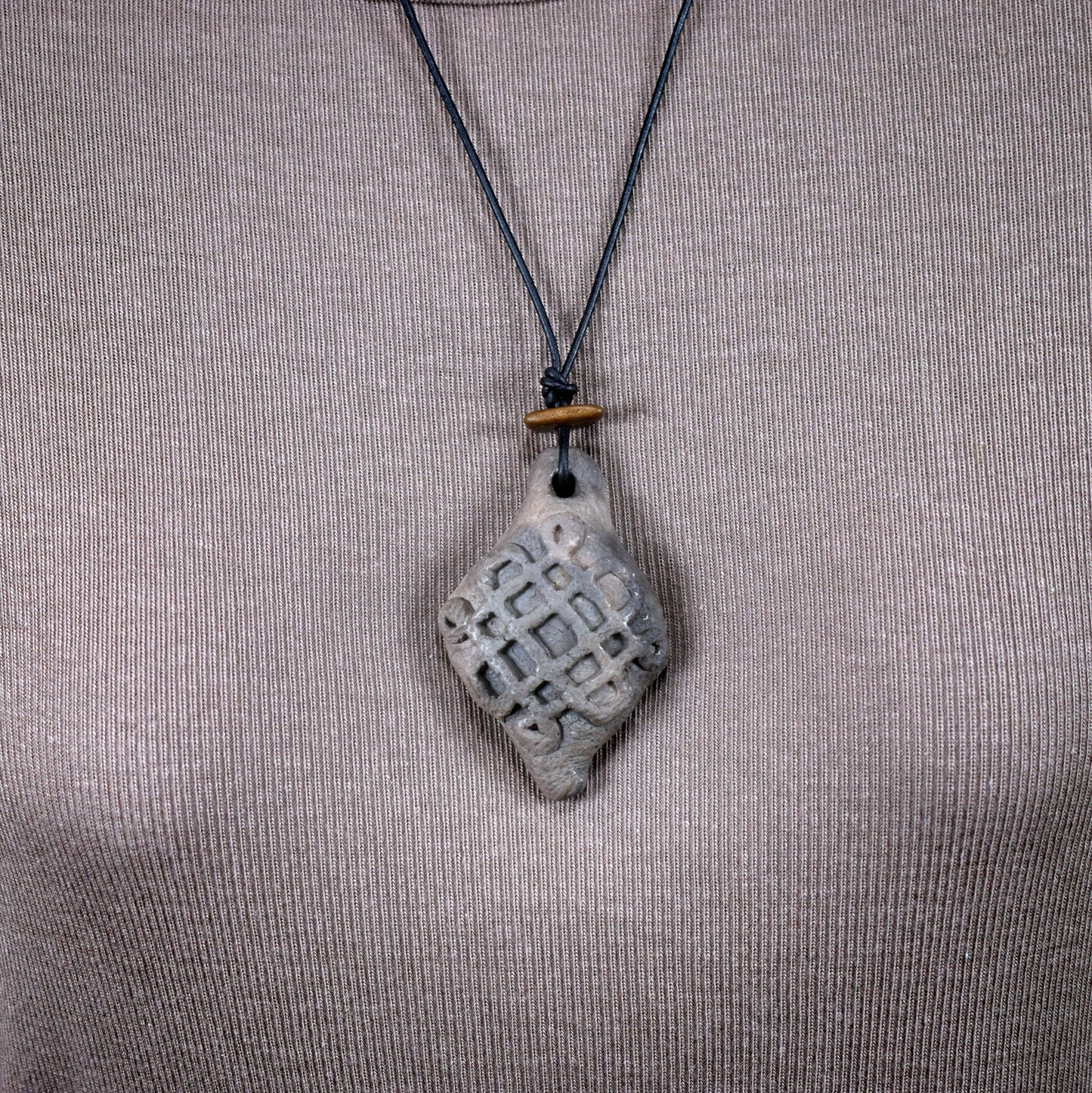 Einzigartiger Rauchbrand-Amulett Talisman- Samhain - aus traditionell gebranntem Ton - Spiritueller Schmuck für keltische Feste