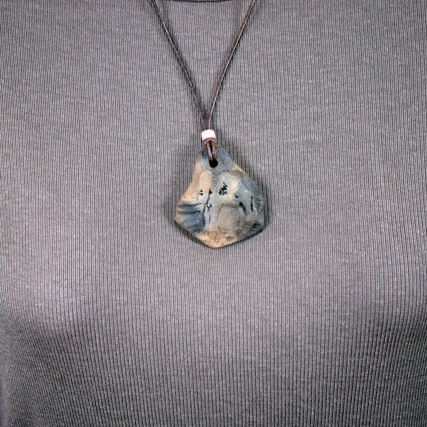 Handgefertigtes Amulett: Cave Art Mammut - Einzigartige Rauchbrandkunst für deinen spirituellen Weg- mit Leder- oder Baumwollband