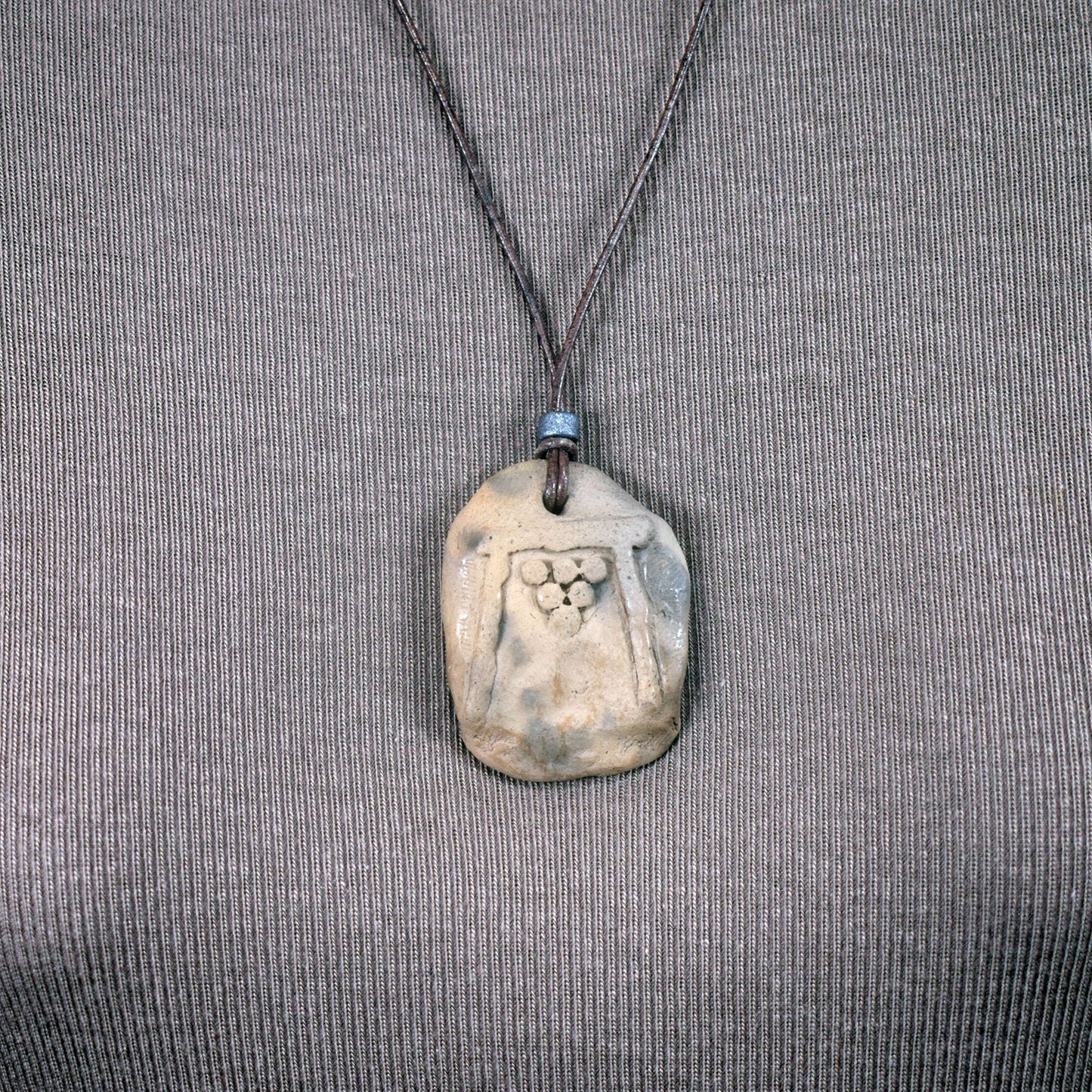 Schmuck und Amulette aus traditionell gebranntem Ton – Einzigartige keltische Symbole und historische Handwerkskunst für Yule und mehr