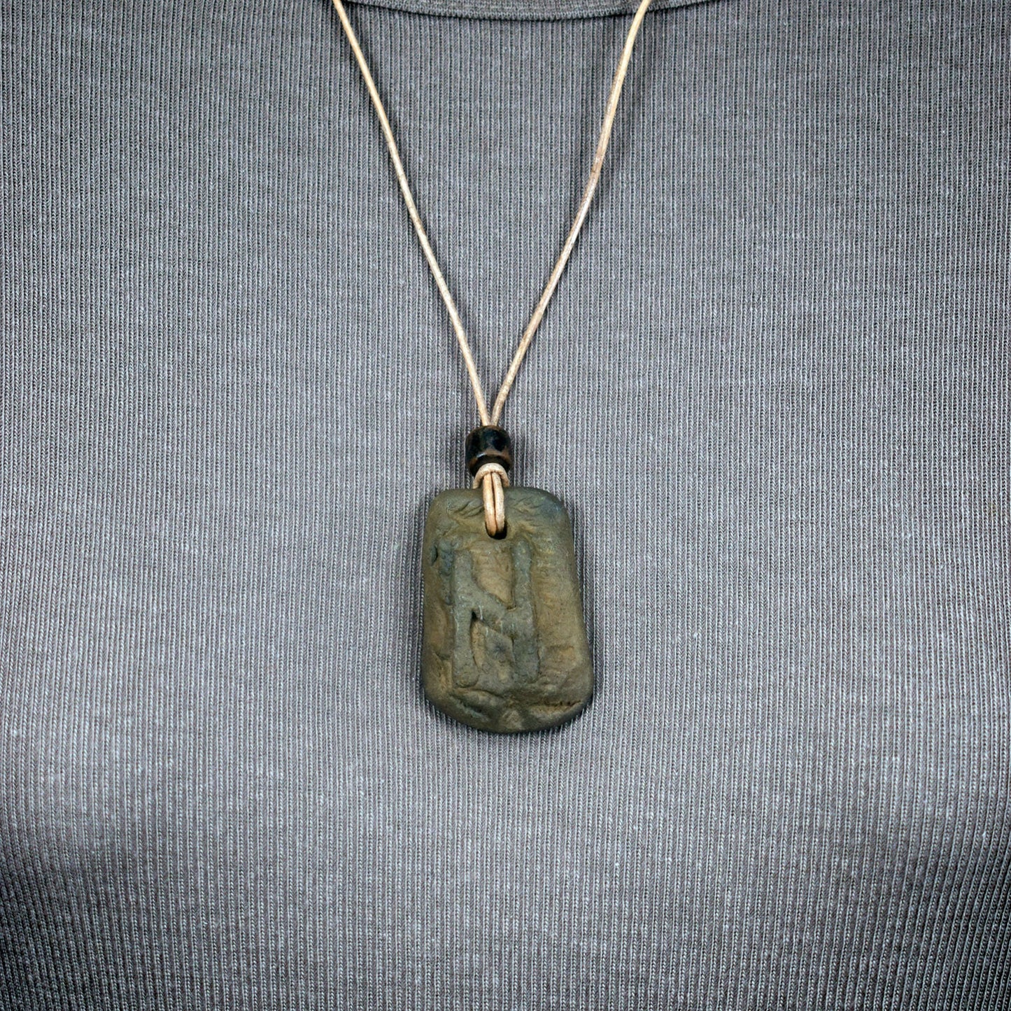 Handgefertigtes Futhark Rune Hagalaz Amulett aus traditionell gebranntem Ton - Verstellbares Lederband mit Perle - Einzigartiger Schmuck