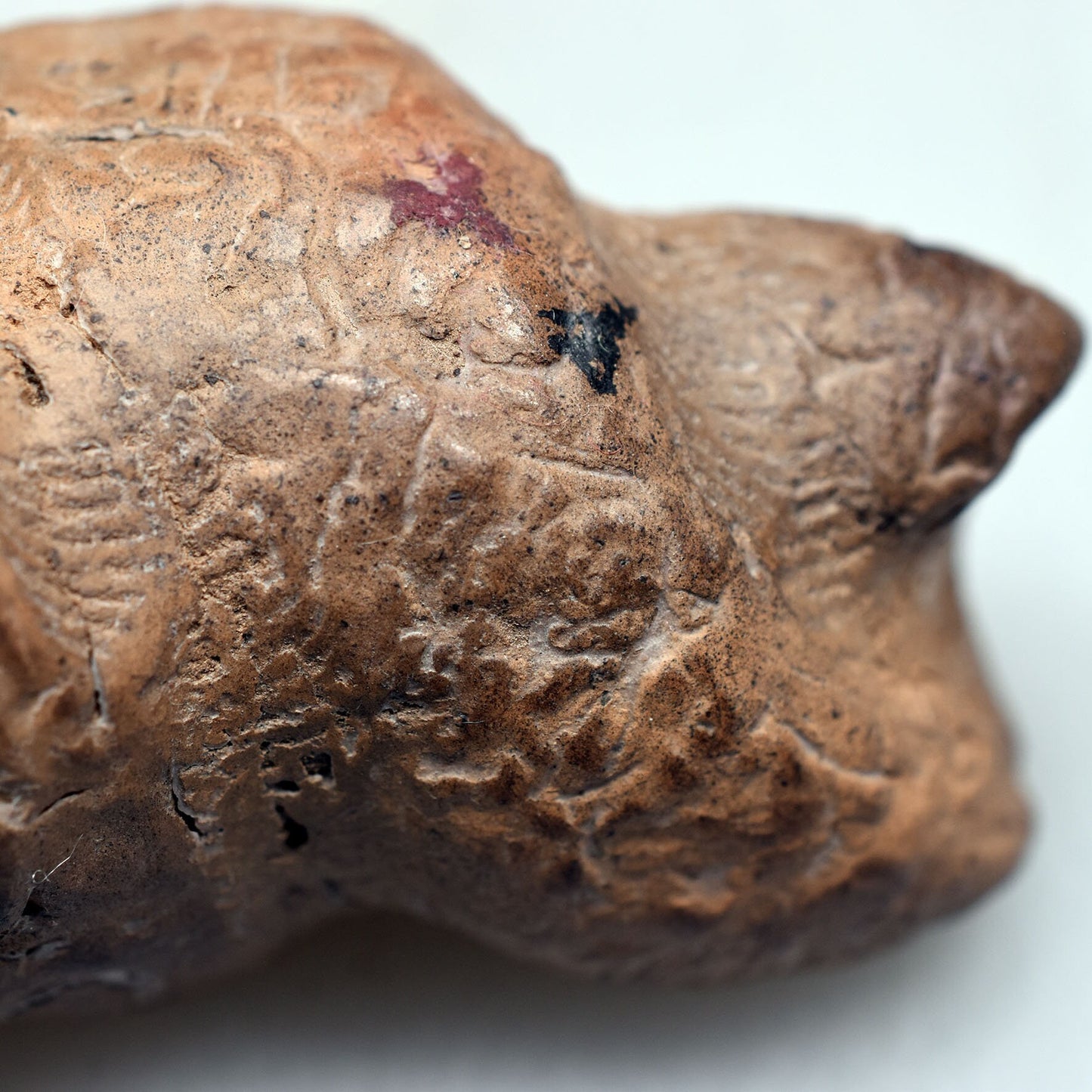 Verzauberte Fabelwesen Dekoration – Mystische Skulptur eines Muschel Babys aus Ton handgefertigt - im Rauchbrand geboren