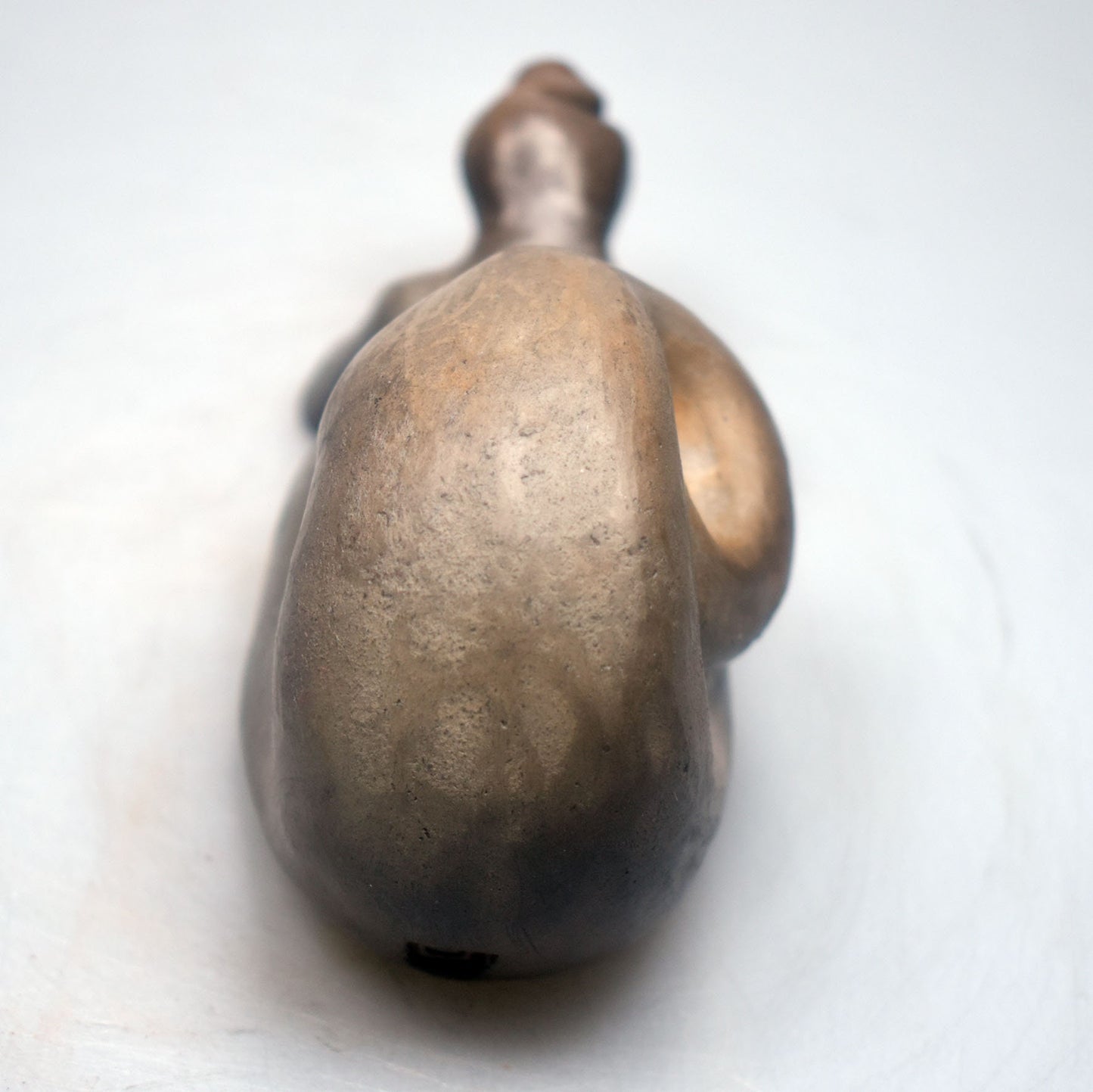 Harmonische weibliche Schneckenfigur aus Ton und im Rauchbrand geboren – Meditative Kunstskulptur für Dein Zuhause