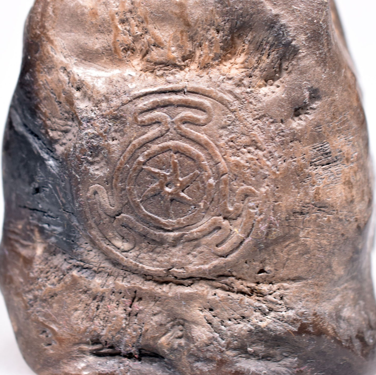 Hekate's Wheel Relief aus Ton - im Rauchbrand gefärbt - magische Altar Dekoration - Unikat