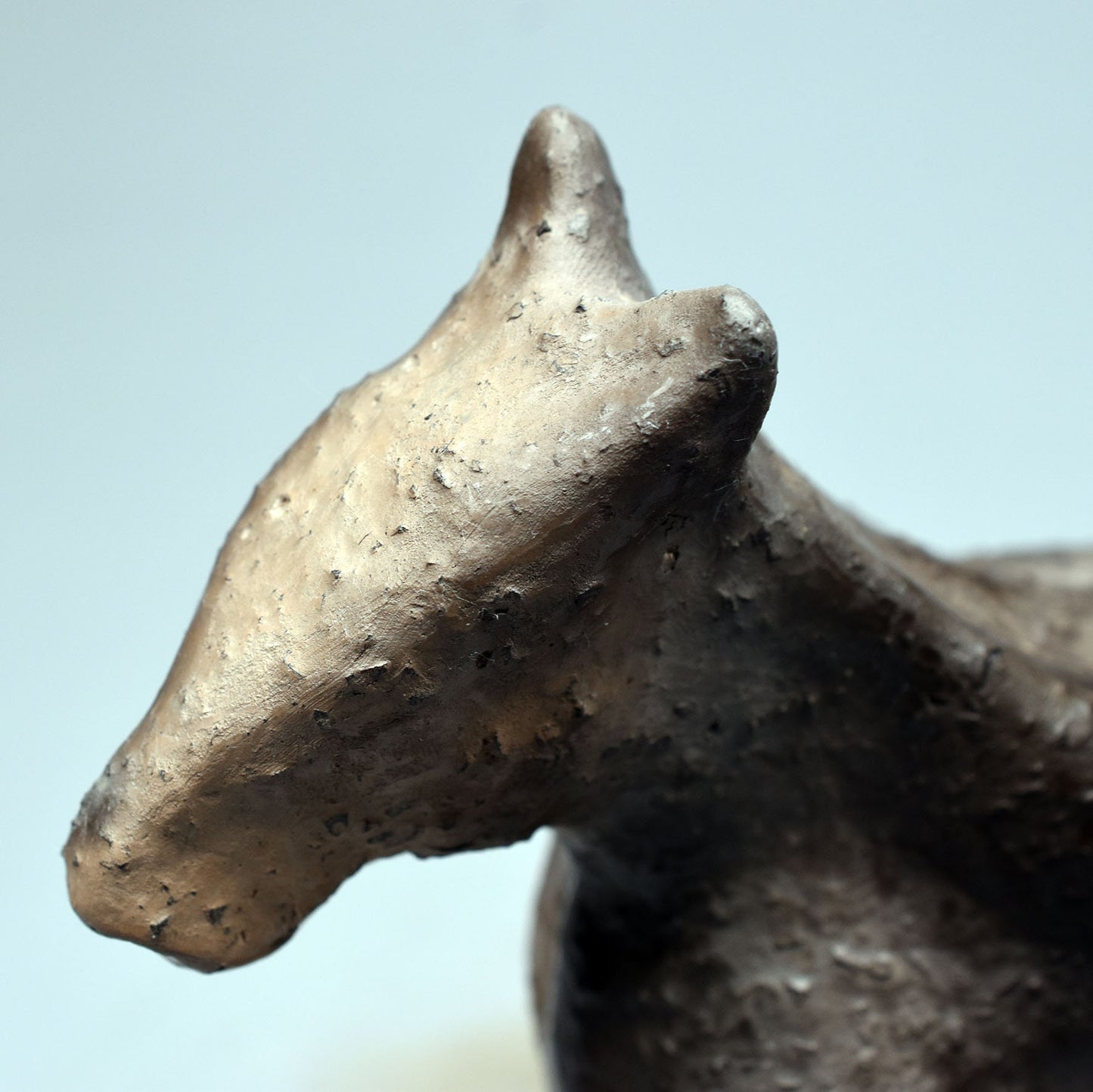 Magische Ton Skulptur Pferd - mystisch im Rauchbrand gefärbt - Dein Krafttier für Schutz und Spiritualität