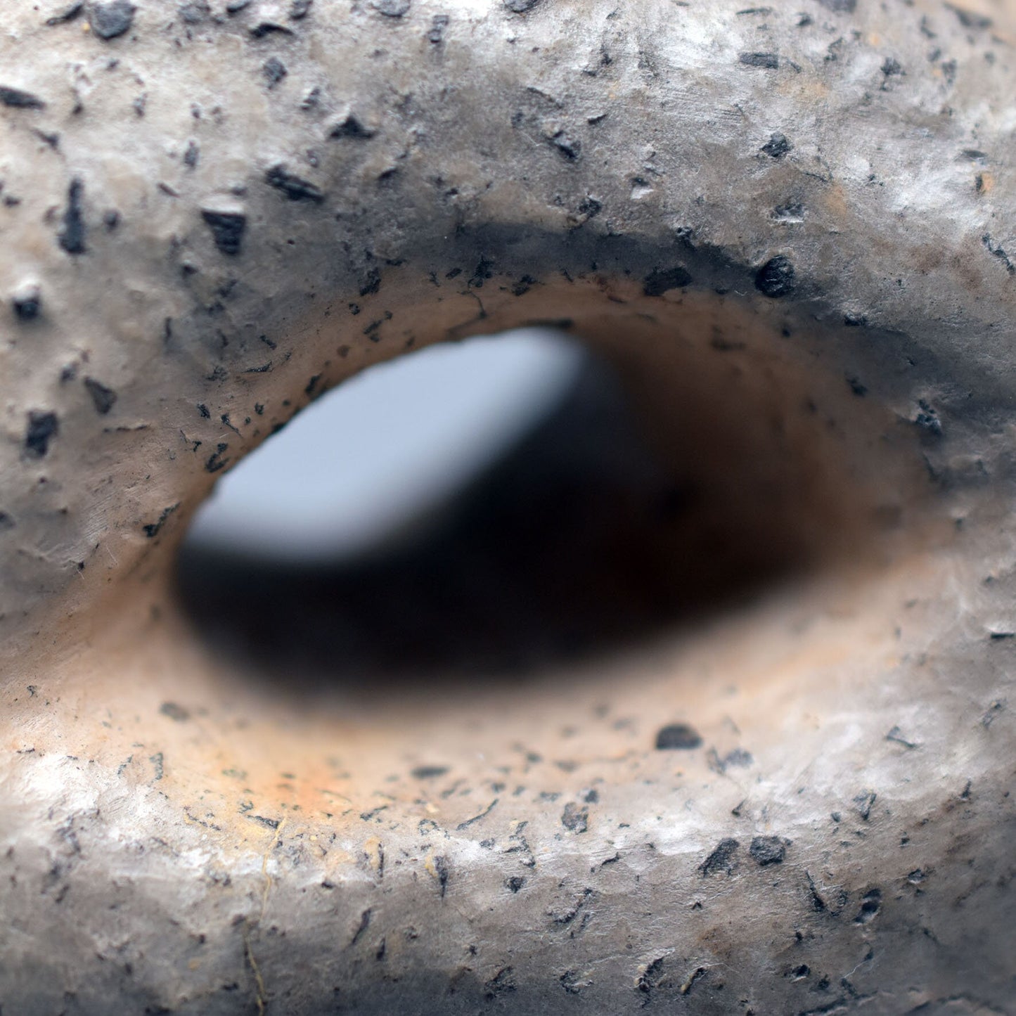 Handgefertigte prähistorisch inspirierte Skulptur - Spirituelle Dekoration aus Ton im Rauchbrand vollendet - individuelles Wohnambiente