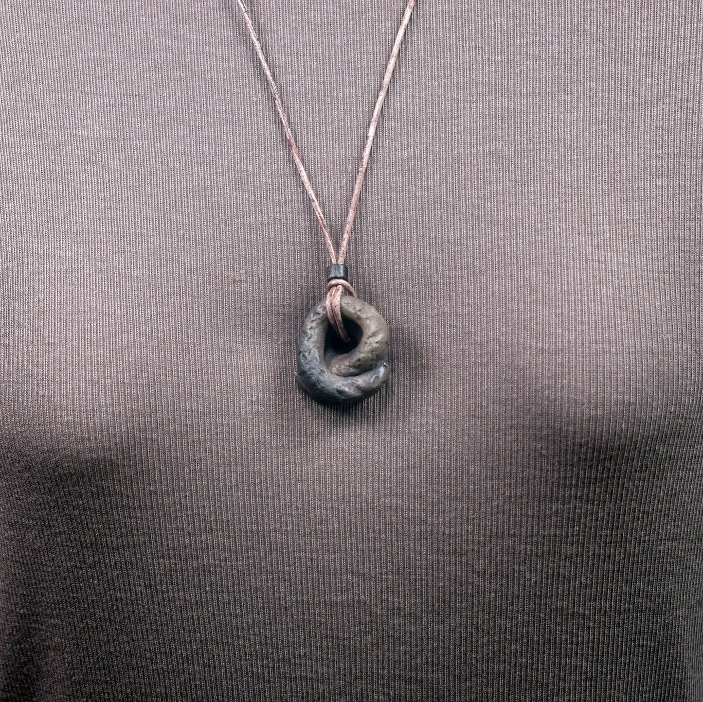 Spiritueller Schmuck mit Krafttier Schlange - Einzigartiger Amulett Talisman aus traditionell gebranntem Ton - mit Leder- oder Baumwollband