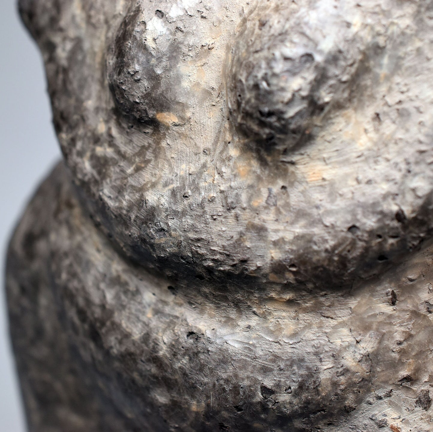 prähistorisch inspirierte Venus Skulptur - Spirituelle Dekoration aus Ton im Rauchbrand vollendet - individuelles Wohnambiente