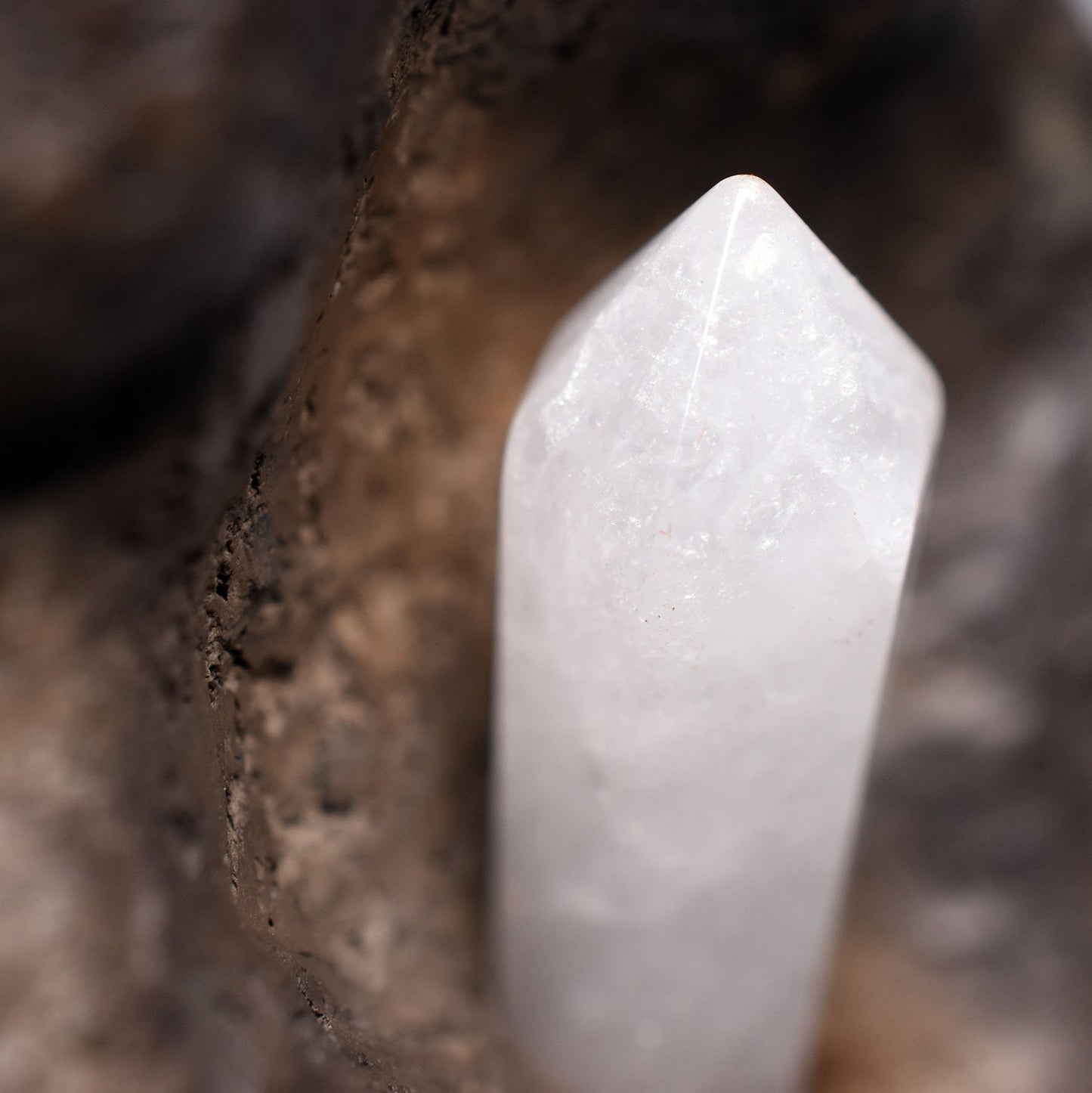 Einzigartige Handgemachte Wicca Dekoration – Göttinnenstatue aus traditionell gebranntem Ton und Heilstein Bergkristall Spitze