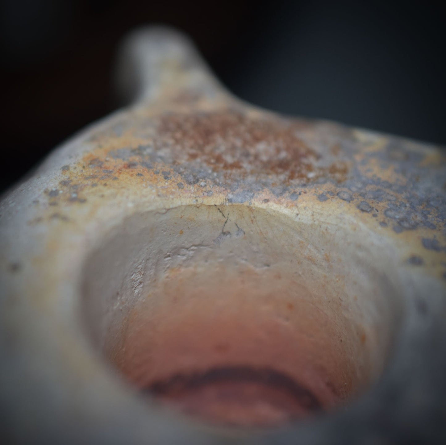 Handgemachtes Unikat: Brust-Deko-Henkeltasse und Pflanzgefäß - Rauchbrandkunst und Traditionell Gebrannter Ton