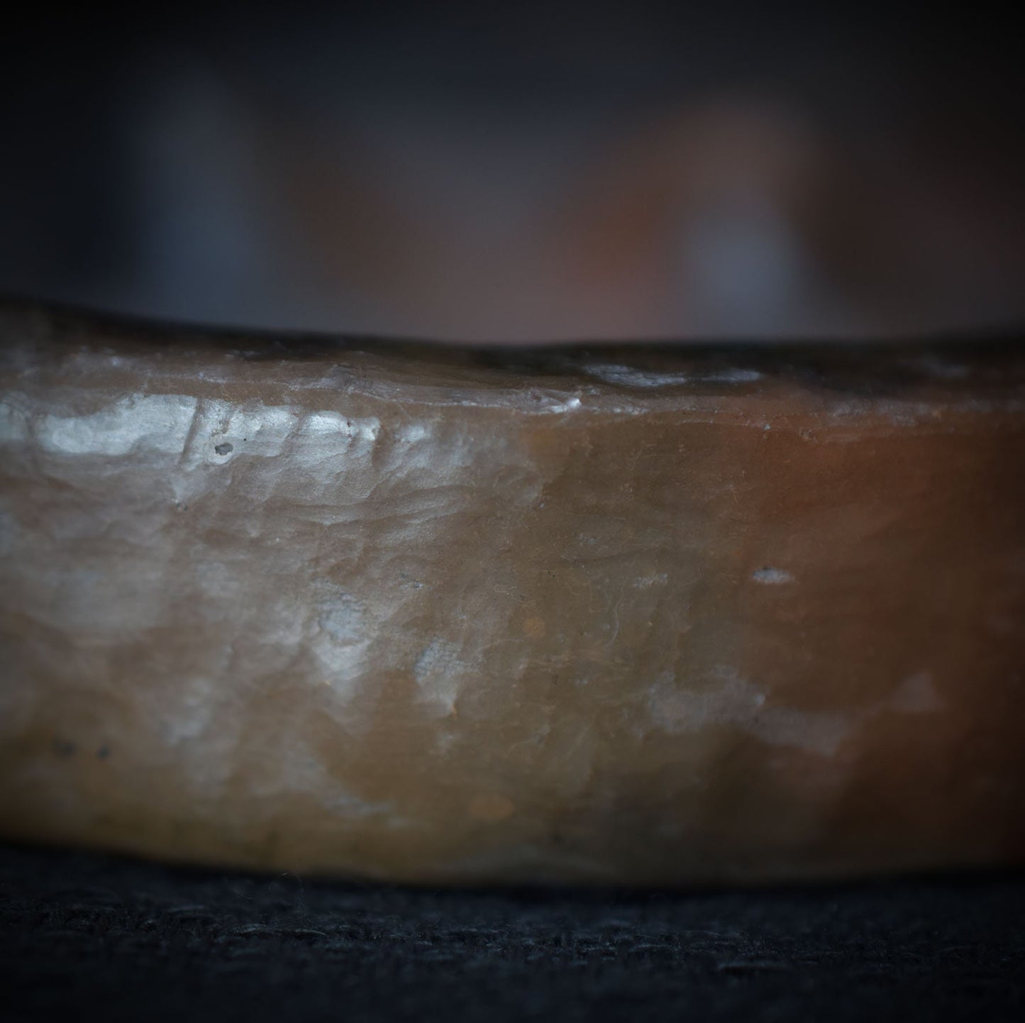 Handgemachte Brust-Schale aus traditionell gebranntem Ton – Rauchbrandkunst für rustikales Wohnambiente - Ode an die Weiblichkeit