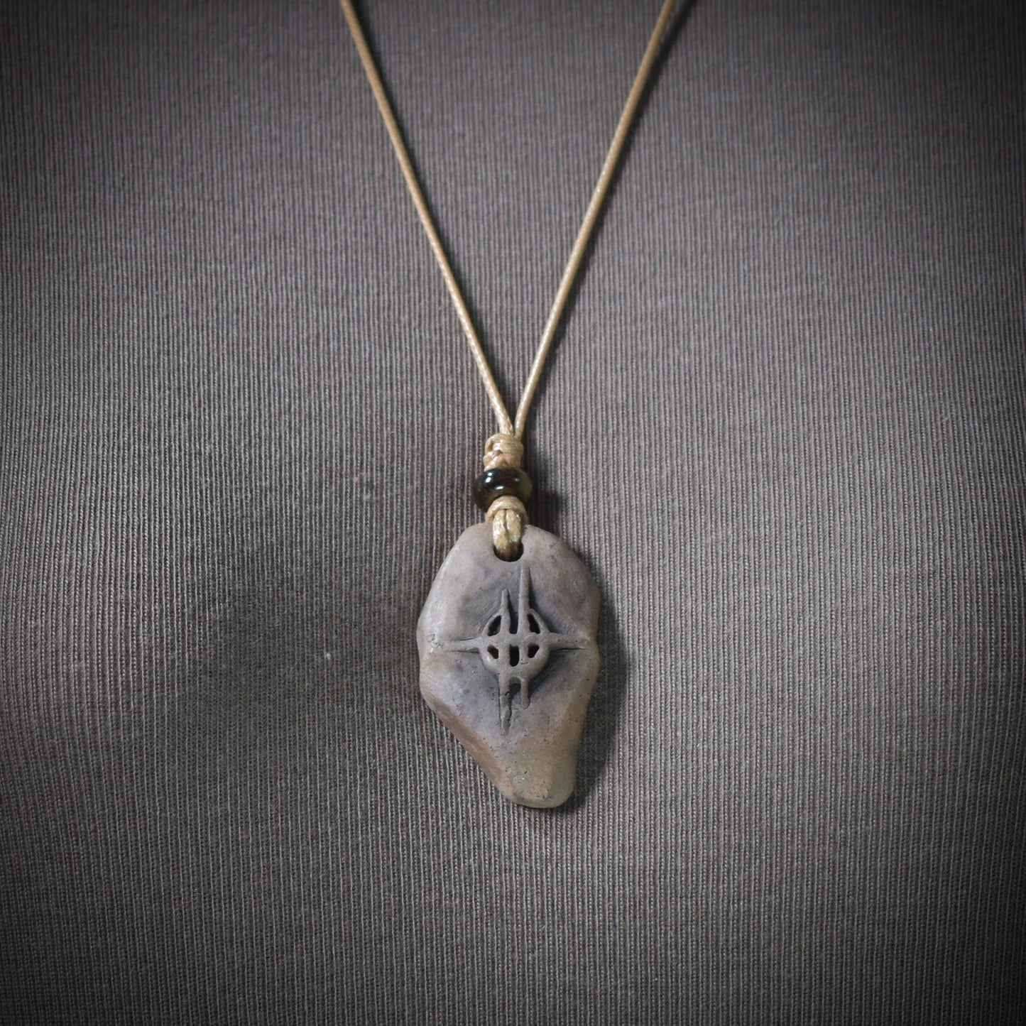 Handgefertigtes Amulett aus traditionell gebranntem Ton mit Mond- und Sternsymbol - mit Leder- oder gewachstem Baumwollband