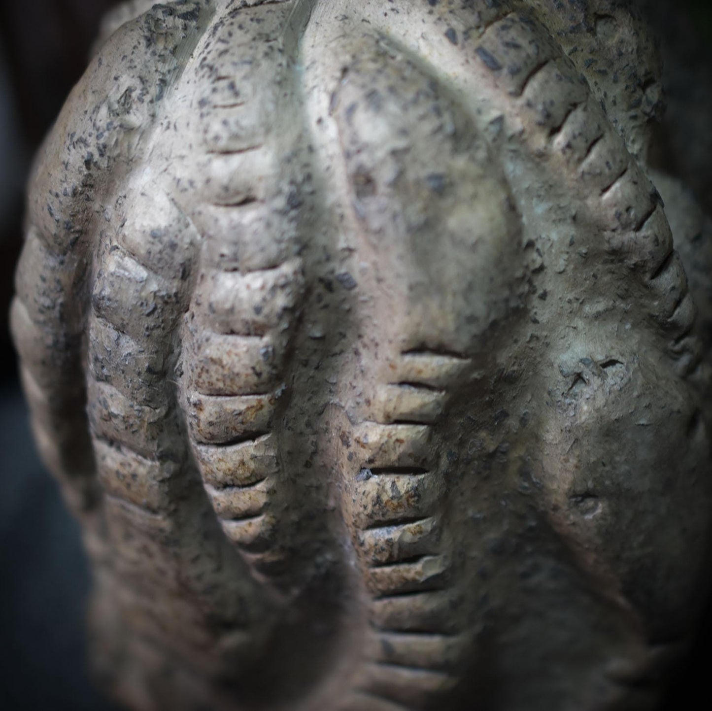 Handgefertigte Medusa Skulptur aus traditionell gebranntem Ton – Einzigartige Rauchbrandkunst der griechischen Mythologie