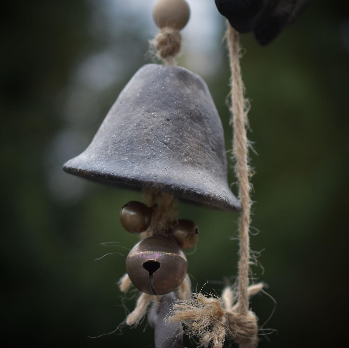 Handgemachte Hexenglocke Hekate - Traditionell gebrannter Ton, Wicca Glocke & rustikales Windspiel - Hekates Key