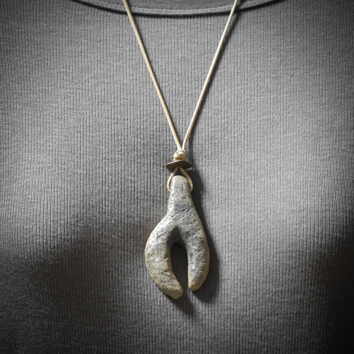 Handgefertigtes Amulett - stilisierte Göttin - Rauchbrandkunst in Ton – Ein rustikales Geschenk der prähistorischen Kunst Art.Nr.: AMU005