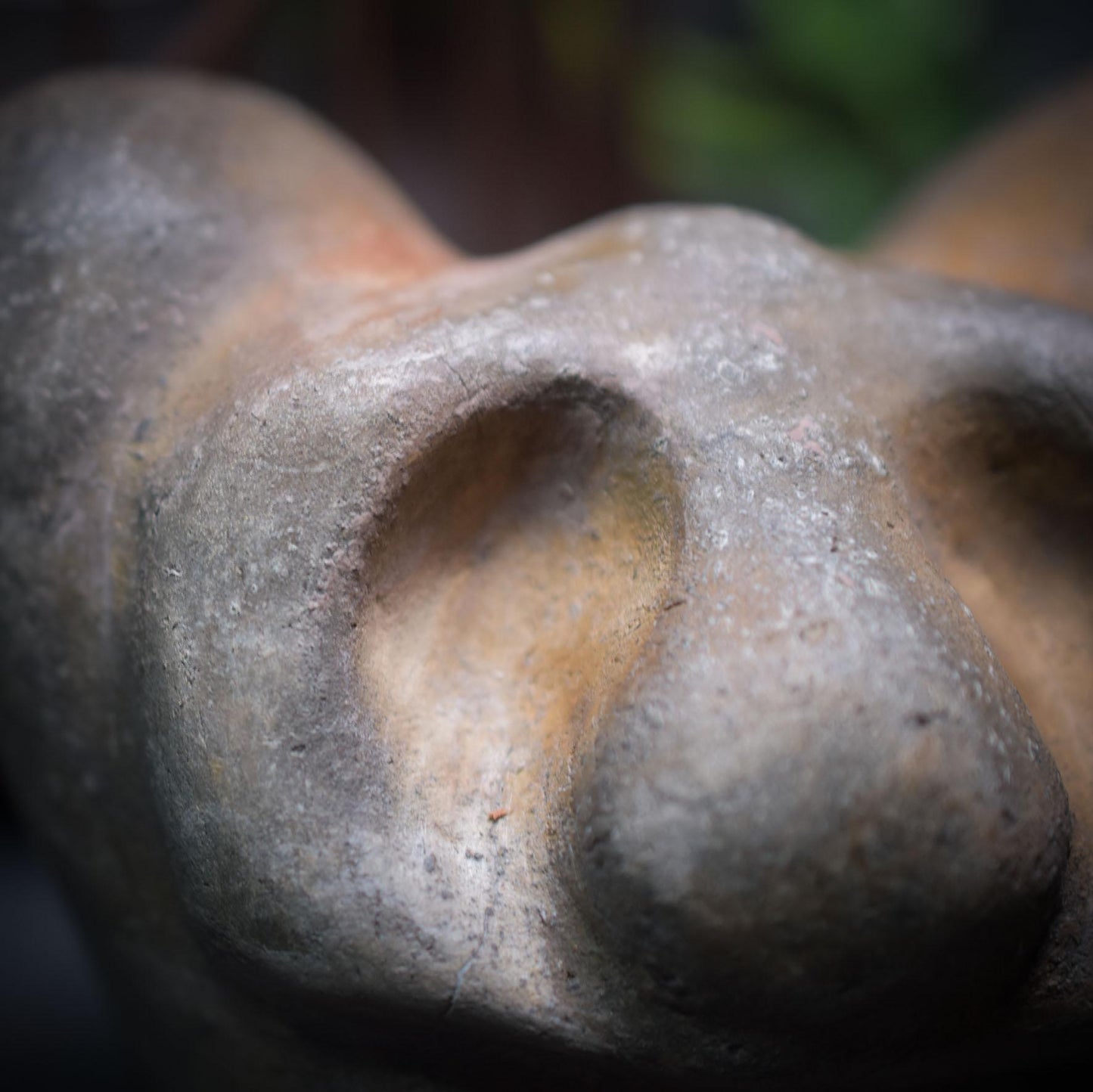 Handgefertigte herzförmige Tonskulptur - Ausdruck von Trauer und Verzweiflung - Art.Nr.: SKU015