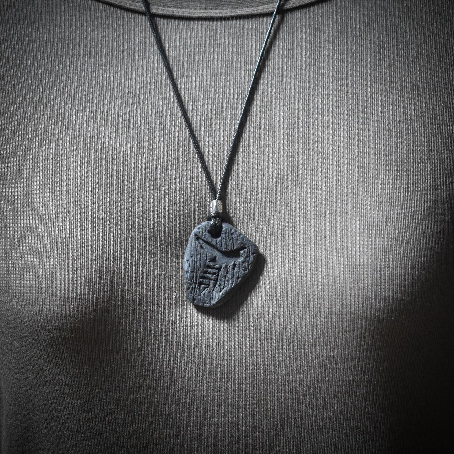 Krafttier-Amulett „Biene“ – schamanischer Talisman mit verstellbarem Leder- oder Baumwollband - Art.Nr.: AMU010