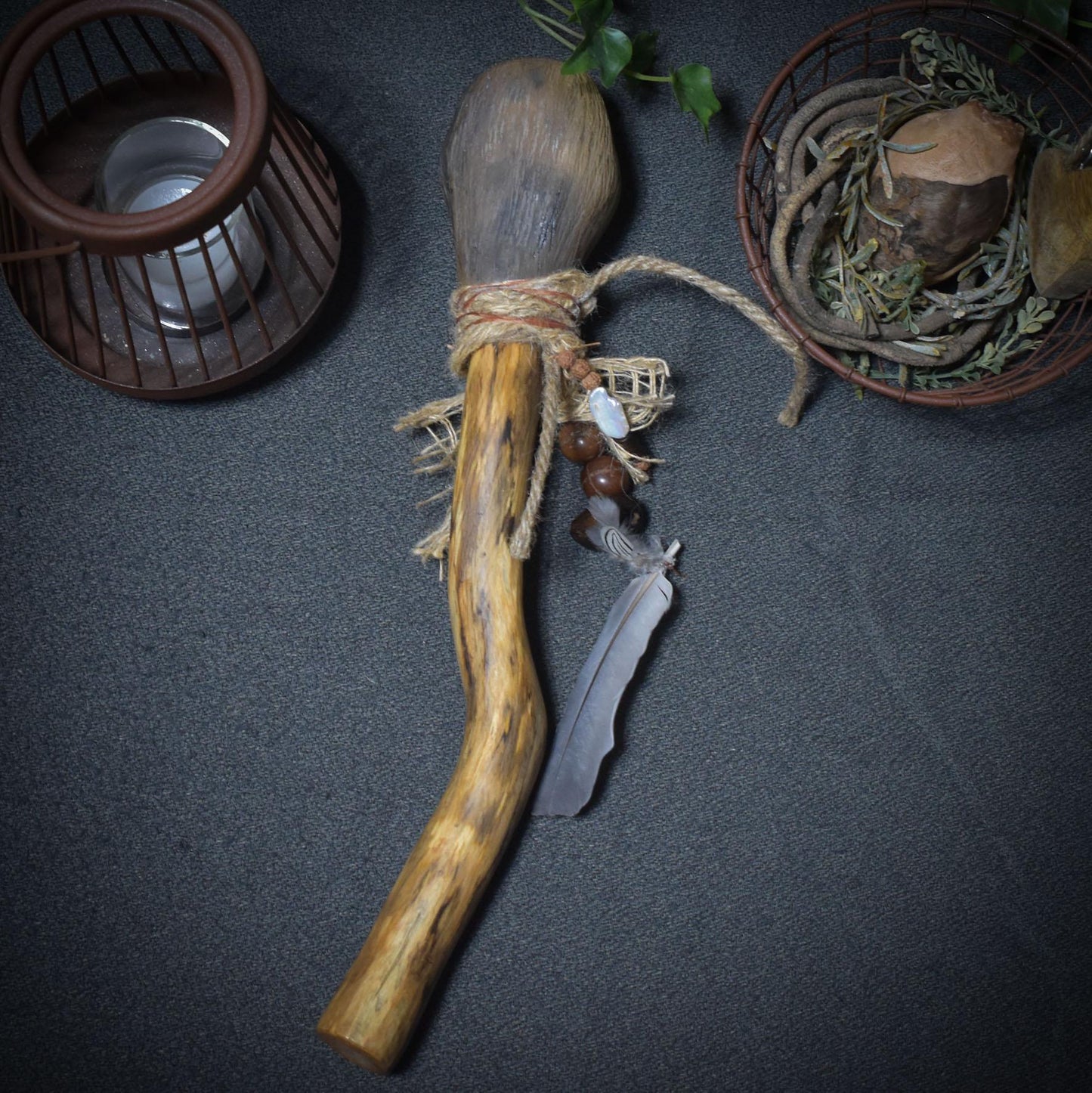 Schamanische Rassel Hopi-Hand – Klang der Ahnen mit eingelassenem Bernstein - spirituelles Werkzeug - Art.Nr.: SRA023