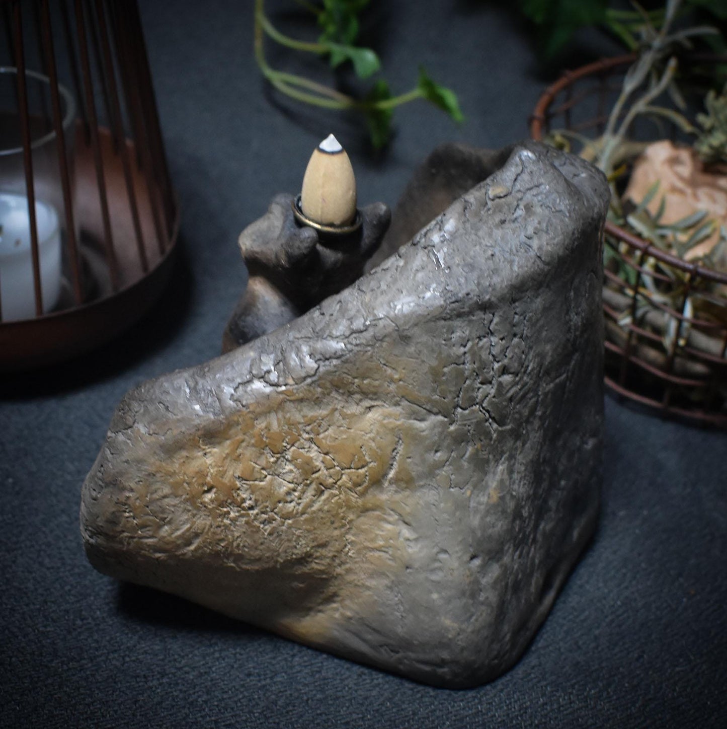 Hausaltar mit dem gehörnten Gott Cernunnos -mit Rückfluss Räucherkegelhalter - Heiliger Raum für Ritual und Magie – Art.Nr.: SCH015