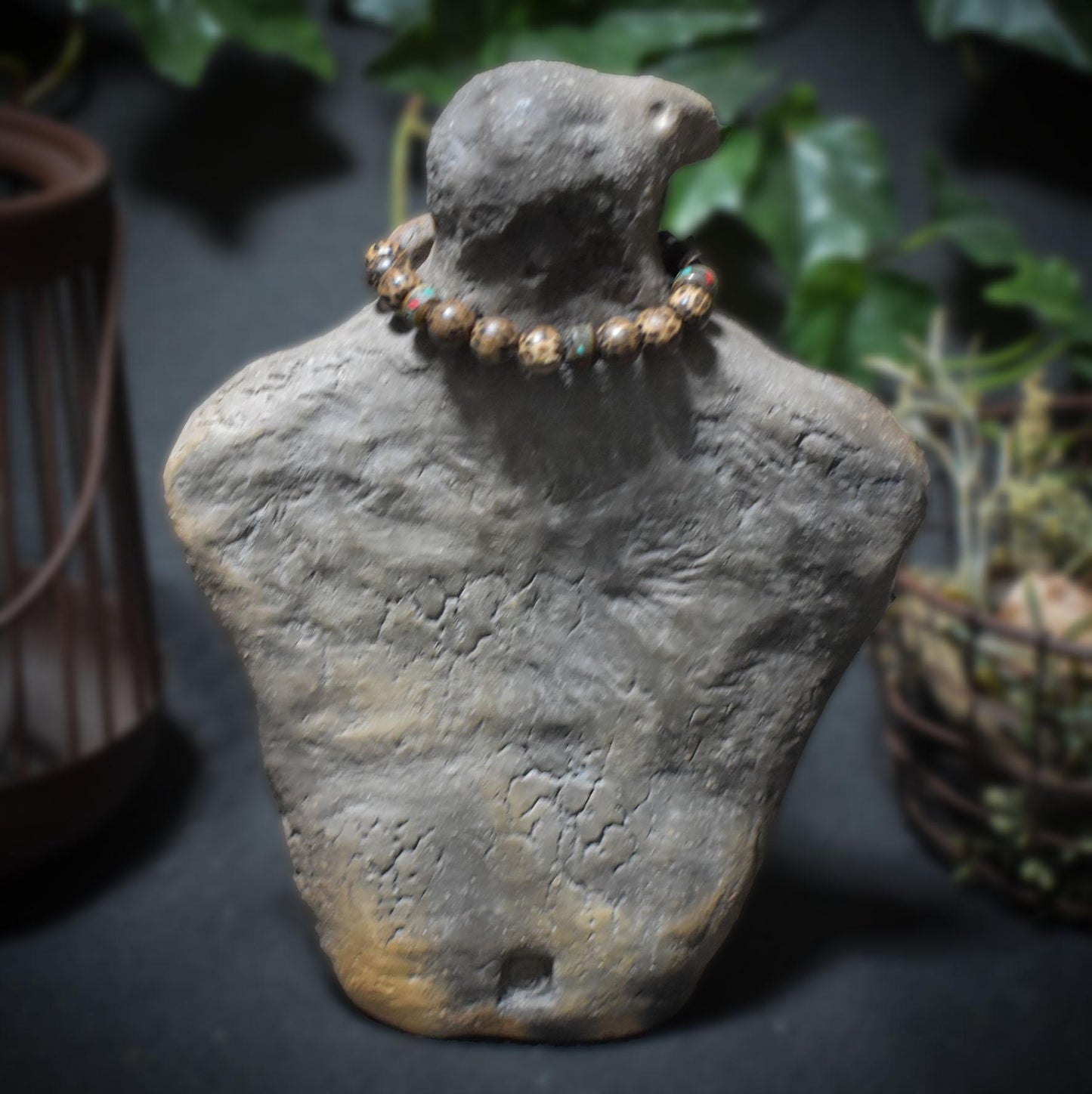 Raven Spirit – Weibliche Krafttier-Rabenfigur aus Ton mit Perlen-Kette & Allsehendem Auge - Schamanische Altardeko - Art.Nr.: SKU090