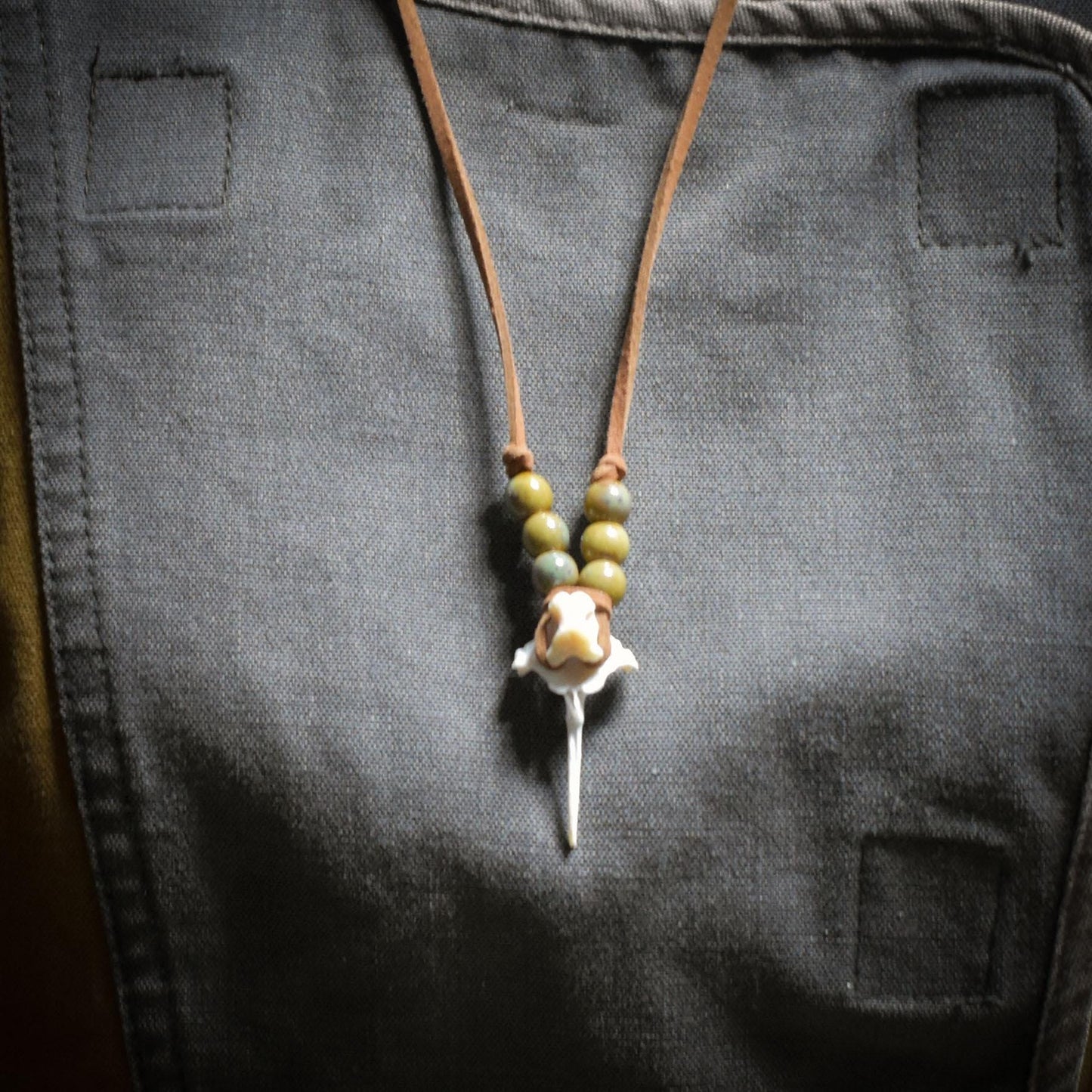 Spezialkollektion - Schamanisches Amulett mit Wirbelknochen/Keramikperlen/Fauxlederband – Dein natürlicher Kraftanhänger - Art.Nr.: AMU031