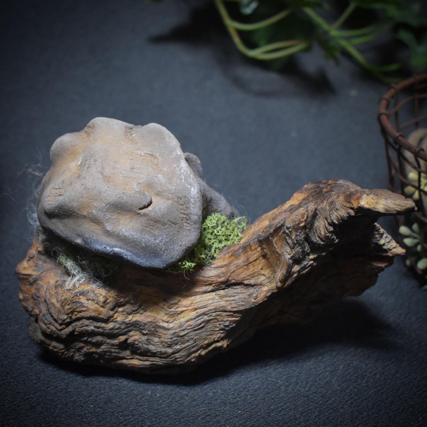 Waldgeist in Pilzform – aus traditionell gebranntem Ton auf Wurzelholz - gebrannt im Rauchfeuer - Art.Nr.: SKU100