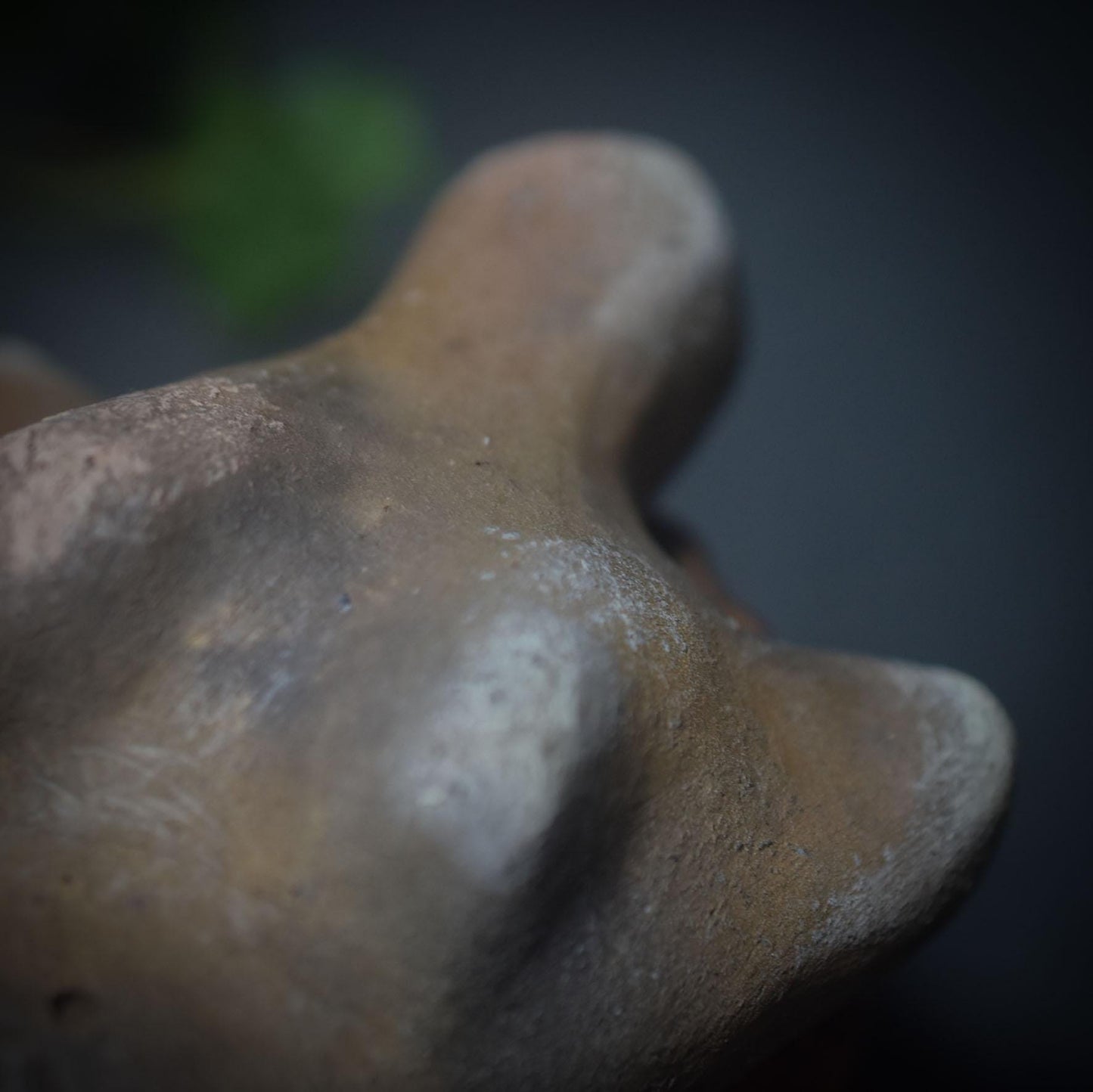 Göttin der Ruhe – Skulptur auf Baumpilz mit Mandala - traditionelle Rauchbrandkunst - Art.Nr.: SKU132