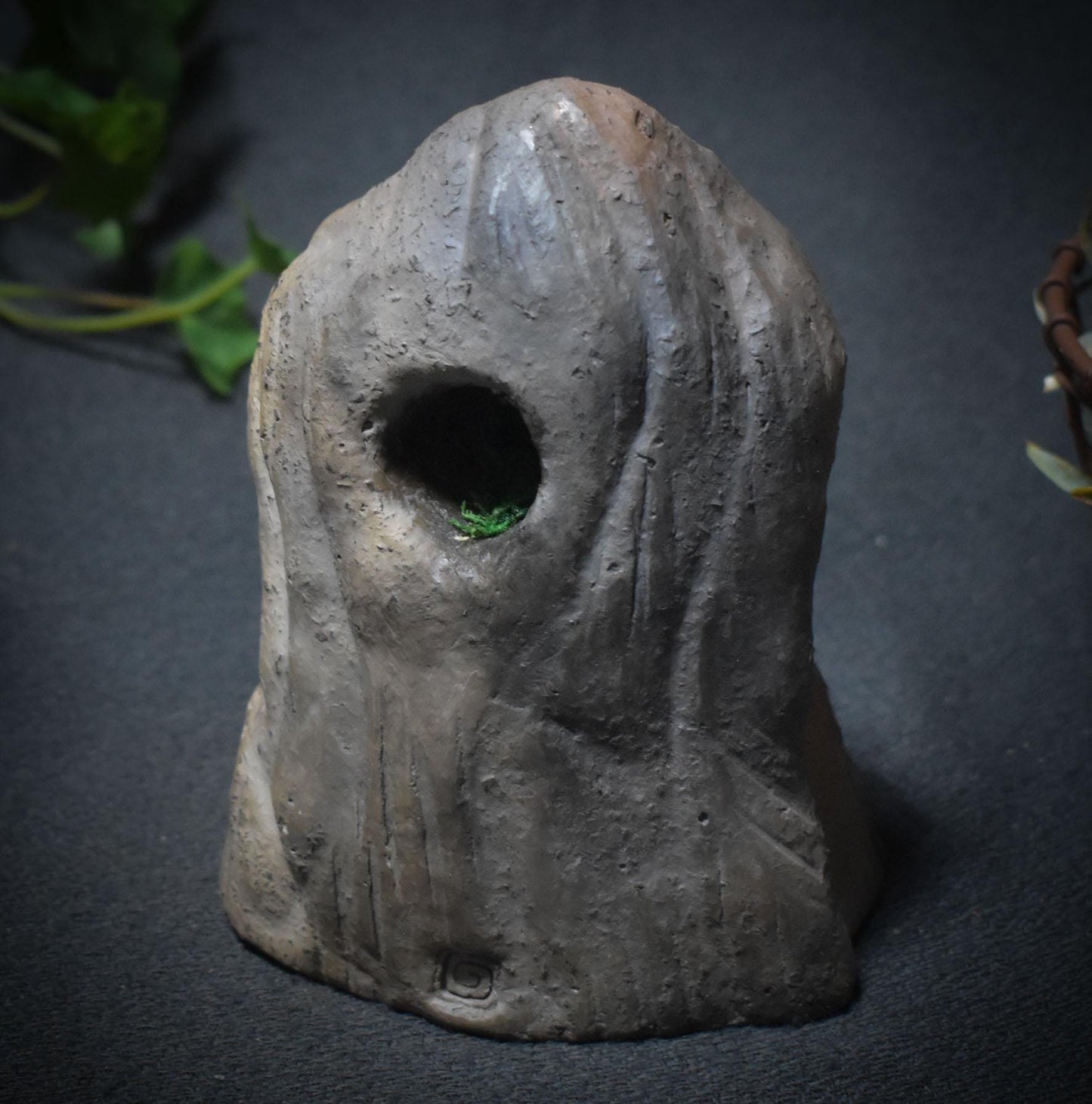 Open Heart – Weibliche Tonskulptur mit strahlendem Herz - öffne dein Herz - Kunstobjekt mit symbolischer Tiefe - Art.Nr.: SKU147