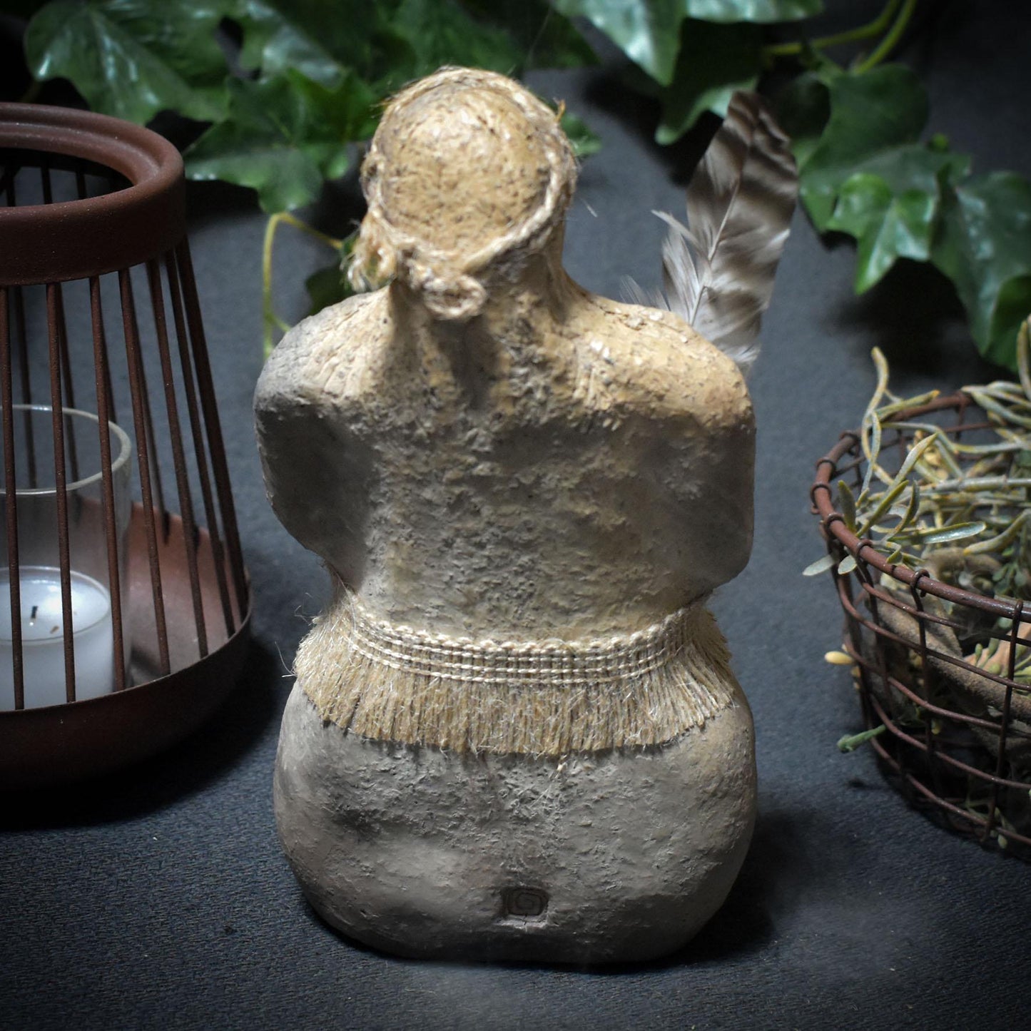 Fluss der Elemente – Weibliche Figur als Rückfluss-Räucherkegelhalter - traditionelle Rauchbrandtechnik - archaische Kunst - Art.Nr.: RÄG019