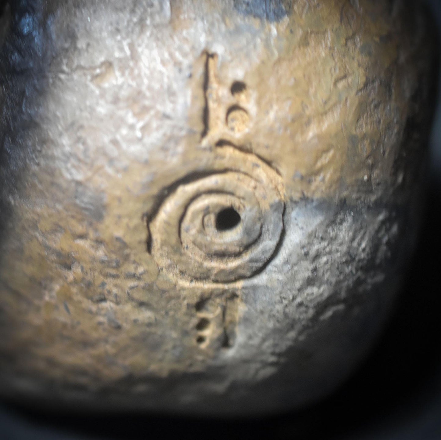 Gesicht der Führung – Schamanische Rassel als Werkzeug der Verbindung - traditioneller Rauchbrand - Klangkörper aus Ton - Art.Nr.: SRA043