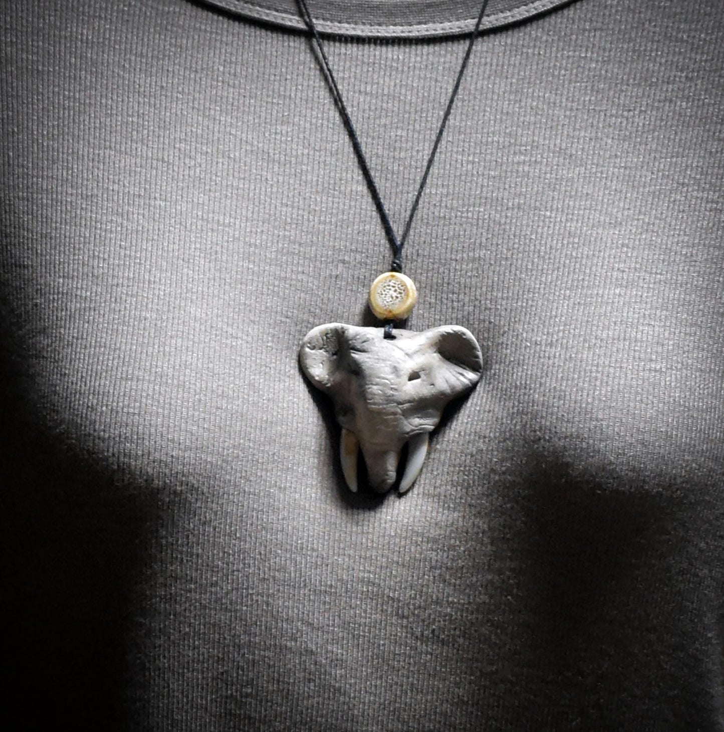 Die majestätische Stärke des Elefanten – Handgefertigtes Rauchbrand-Amulett - Schmuckstück deines Krafttieres