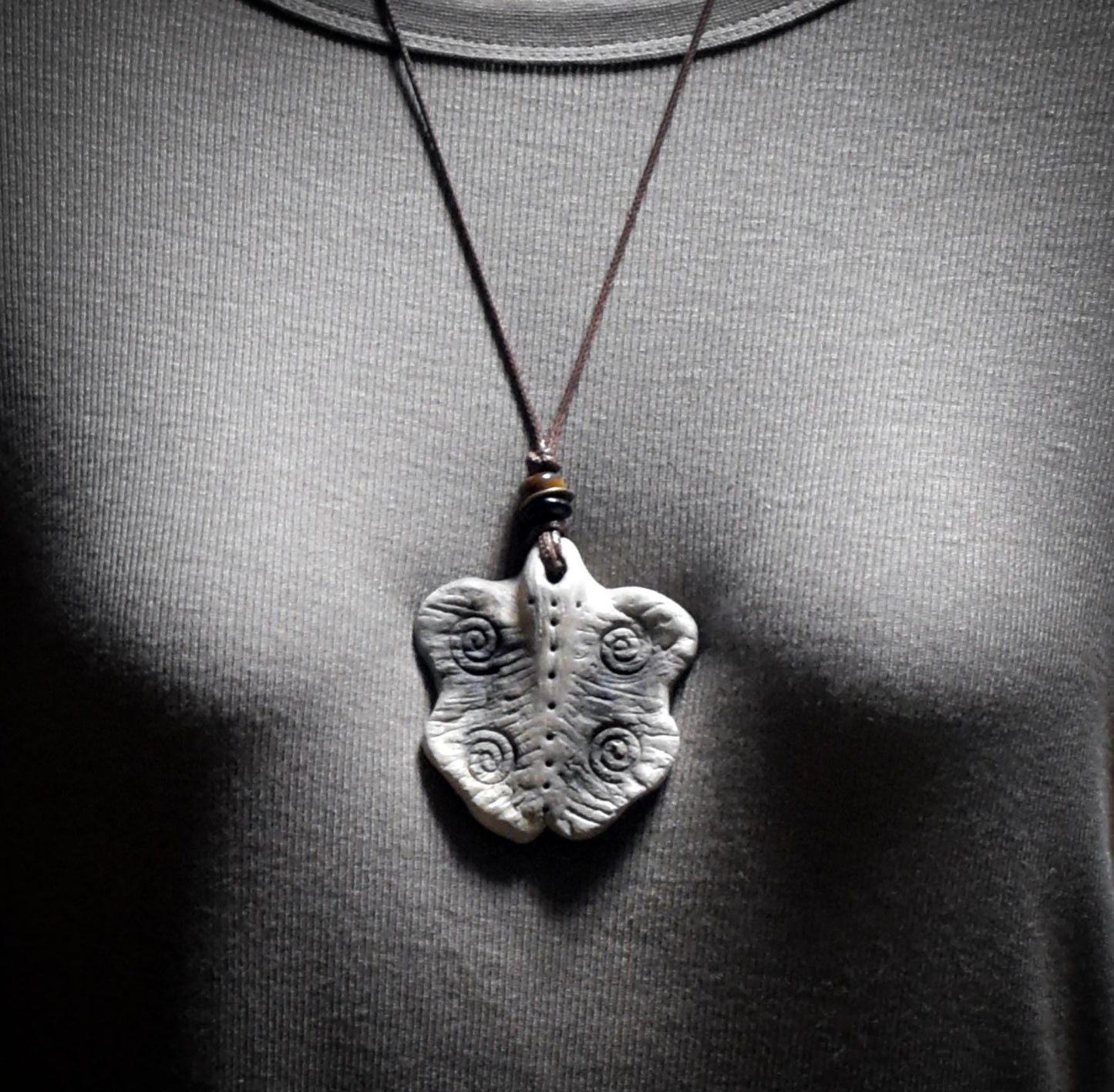 Die transformative Kraft des Schmetterlings – Handgefertigtes Rauchbrand-Amulett - dein Krafttier Schmuckstück - Art.Nr.: AMU065