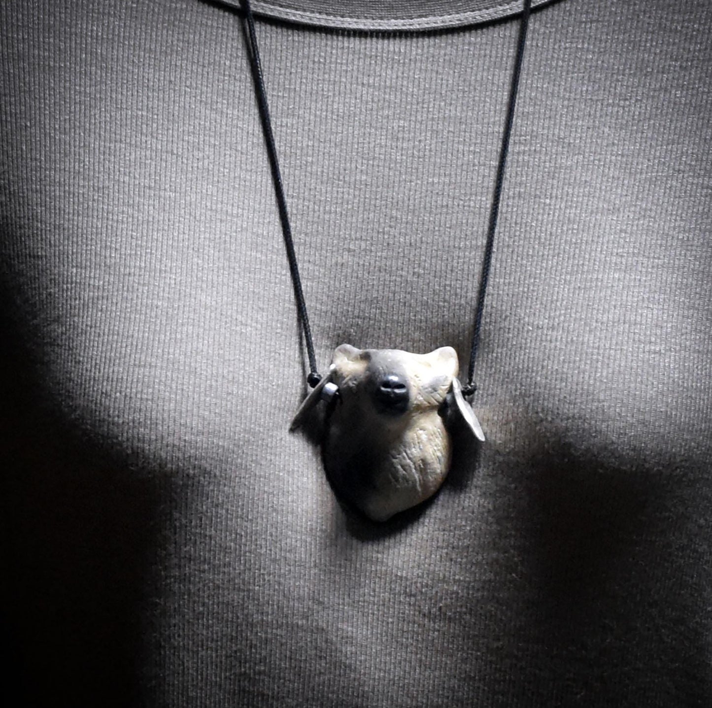 Die urwüchsige Kraft des Wolfes – Handgefertigtes Rauchbrand-Amulett - spiritueller Krafttier Schmuck - Art.Nr.: AMU064