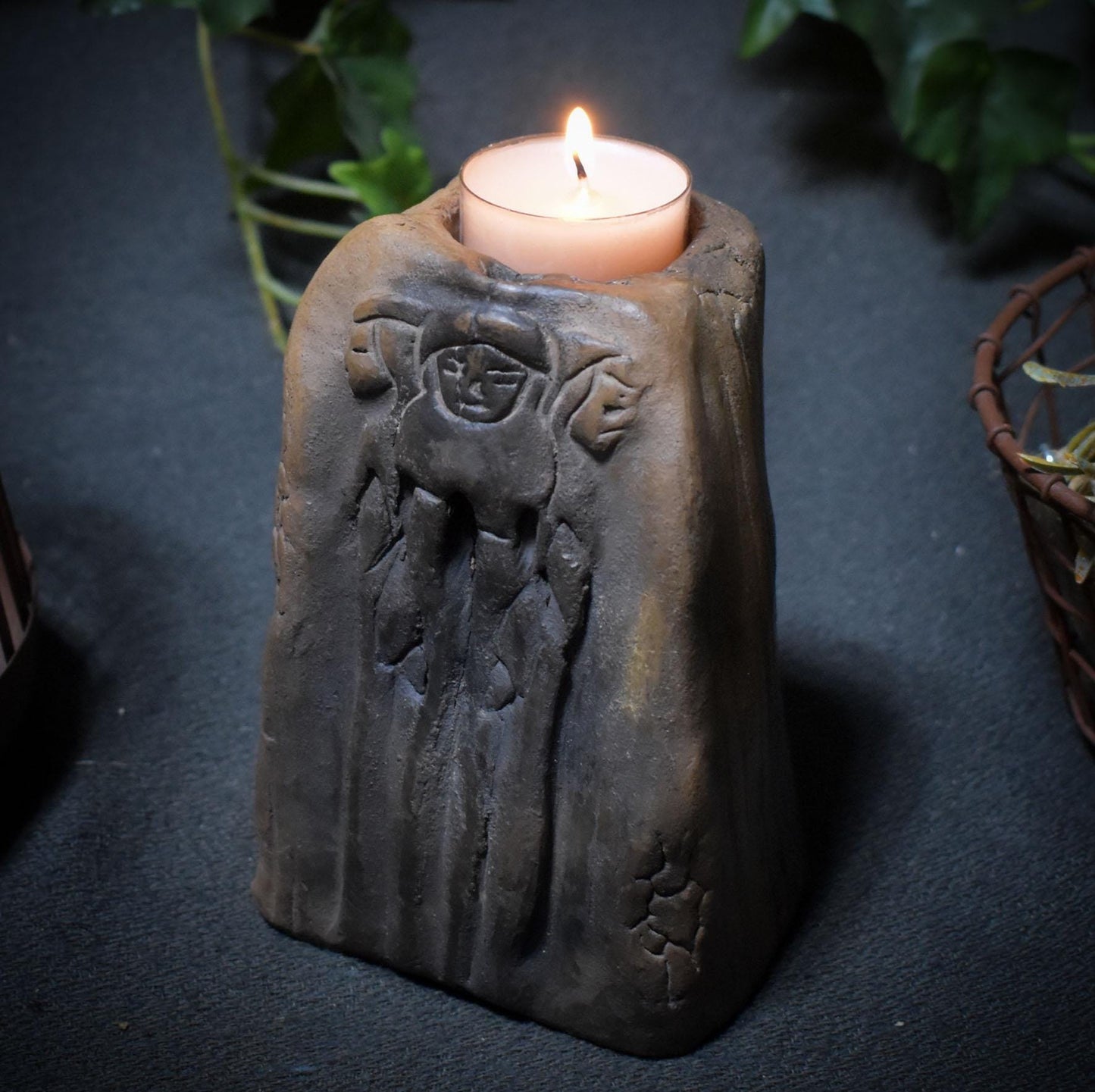 Hekates Flamme – mystischer Kerzen- und Räucherkegelhalter der dreifachen Göttin Art.Nr.: RÄH033