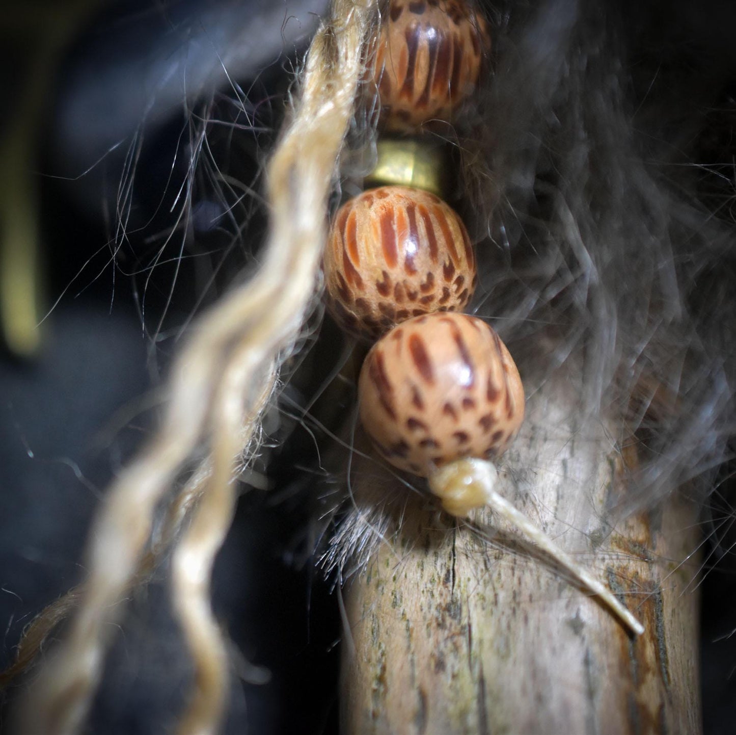 Ritualstab „Schutz“ – Wolfskopf aus Ton mit Obsidian, Hagstone und Jute - Art.Nr.: RST036