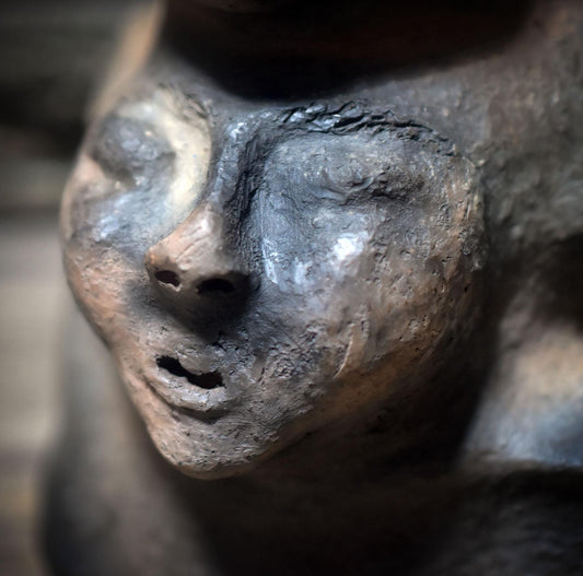 Rauchbrand-Skulptur Büste – Archaische Figur mit drei Köpfen als Symbol der Ahnen & inneren Aspekte - SKU195