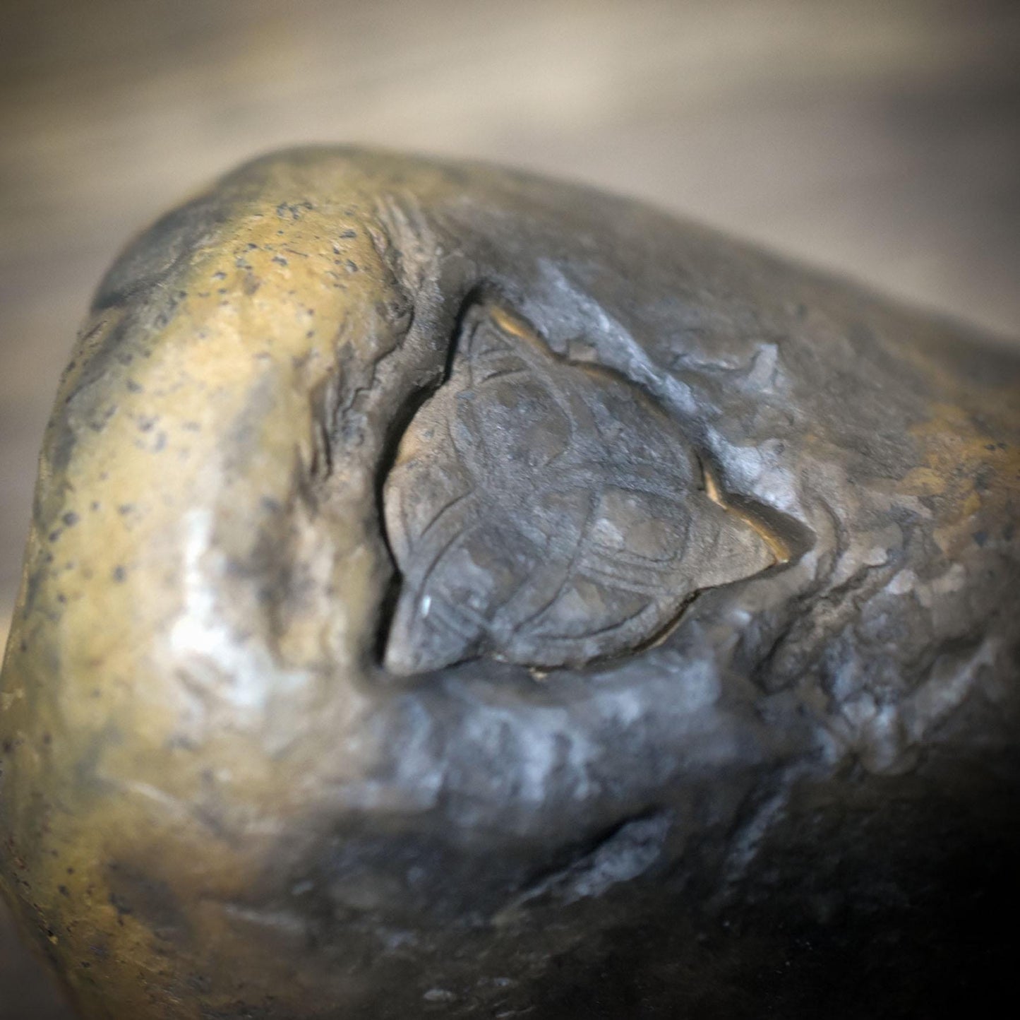 Schamanische Hirsch-Rassel aus Rauchbrandton – Archaischer Klangkörper für Ritual & Erdverbundenheit - SRA059