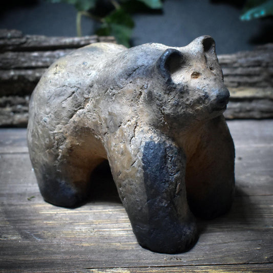 Schamanische Bär-Skulptur aus Rauchbrandton – Archaisches Krafttier für Stärke & Erdverbundenheit SKU197