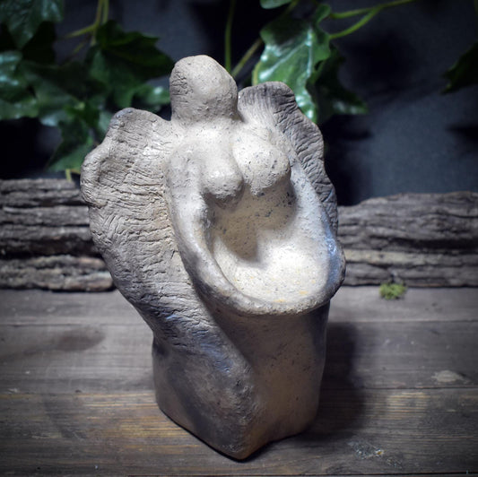 Schutzengel Figur aus gebranntem Ton/handgeformter Engel mit Platz für Gaben als stiller Begleiter für Schutz, Trost & Geborgenheit - SKU229