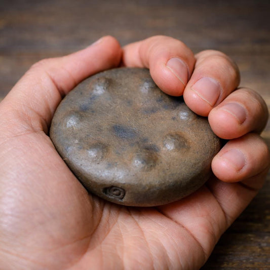 Körperanker aus Rauchbrandton – archaischer Beruhigungsstein für Selbstregulation, Erdung & Achtsamkeit - MKA001