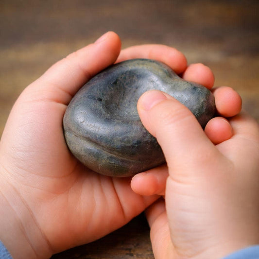 Vagus Stein für Kinder aus Rauchbrandton – archaischer Handstein zur Selbstregulation, Ruhe & Achtsamkeit - VSK001