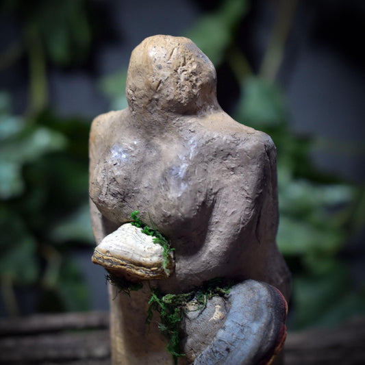 Hüterin des Waldes Skulptur – auf Baumstumpf mit Baumpilzen & Moos SKU249