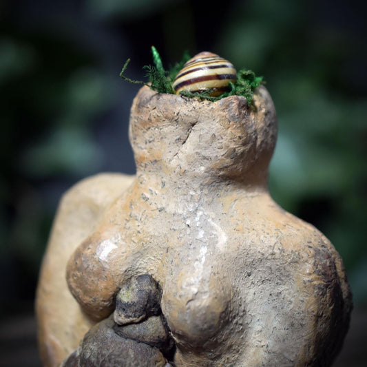 Hüterin des Waldes Skulptur aus Ton – Archaische Waldgeist Figur mit Baumpilz & Moos – Spirituelle Erdkunst, Natur-Altar Dekoration SKU250