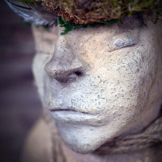 Waldgeist Skulptur, Archaische Büste aus Ton mit Baumpilz & Moos, Meditative Kopf-Figur, Spirituelle Kunst, Handgefertigtes Unikat SKU258