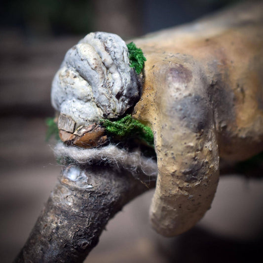 Ruhende Waldgöttin Skulptur aus Ton – Archaische Frauenfigur auf Ast – Spirituelle Erdkunst & Altarfigur, handgefertigte Göttin SKU251